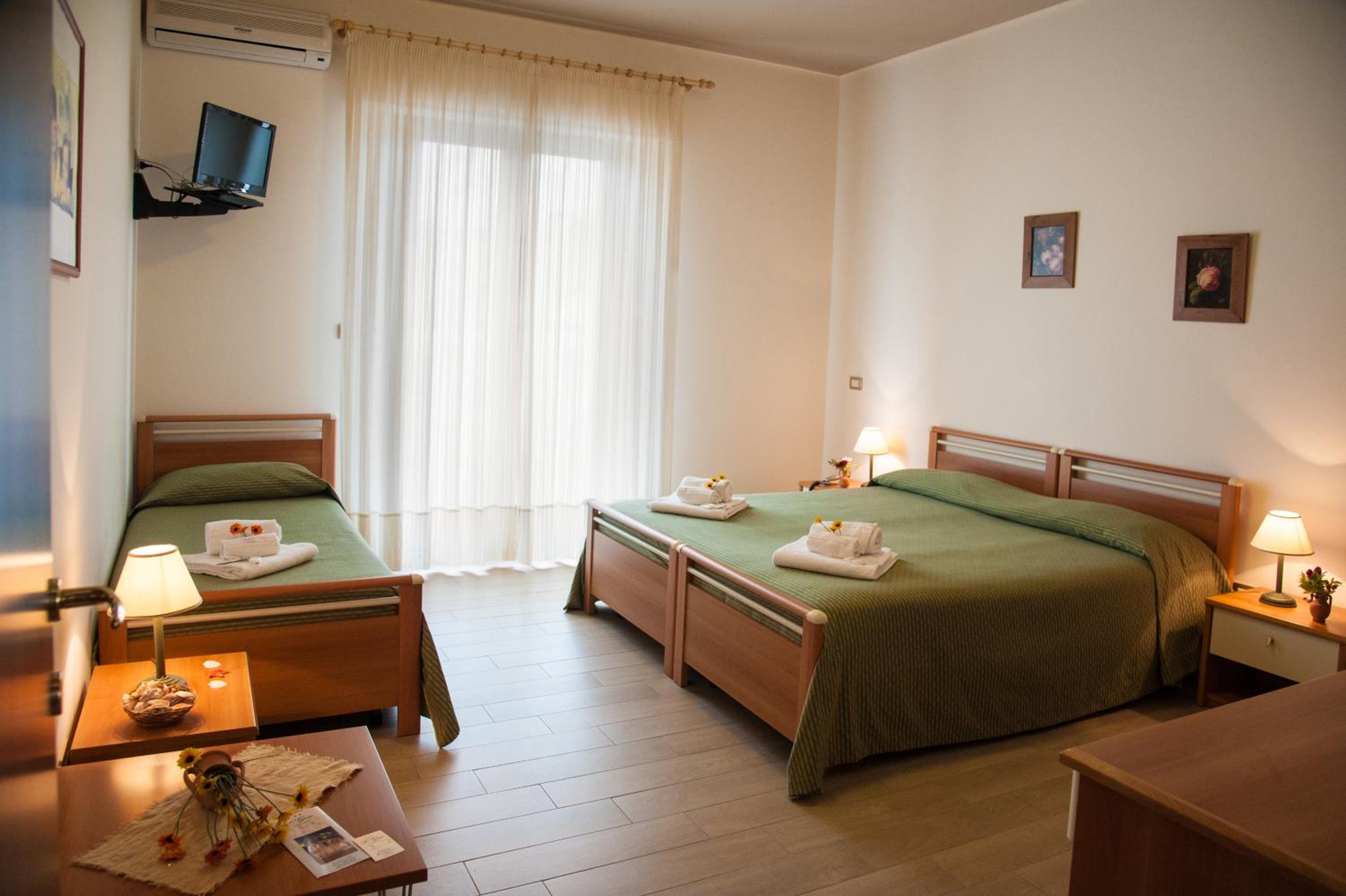 Triple Room with Balcony - Photo 6