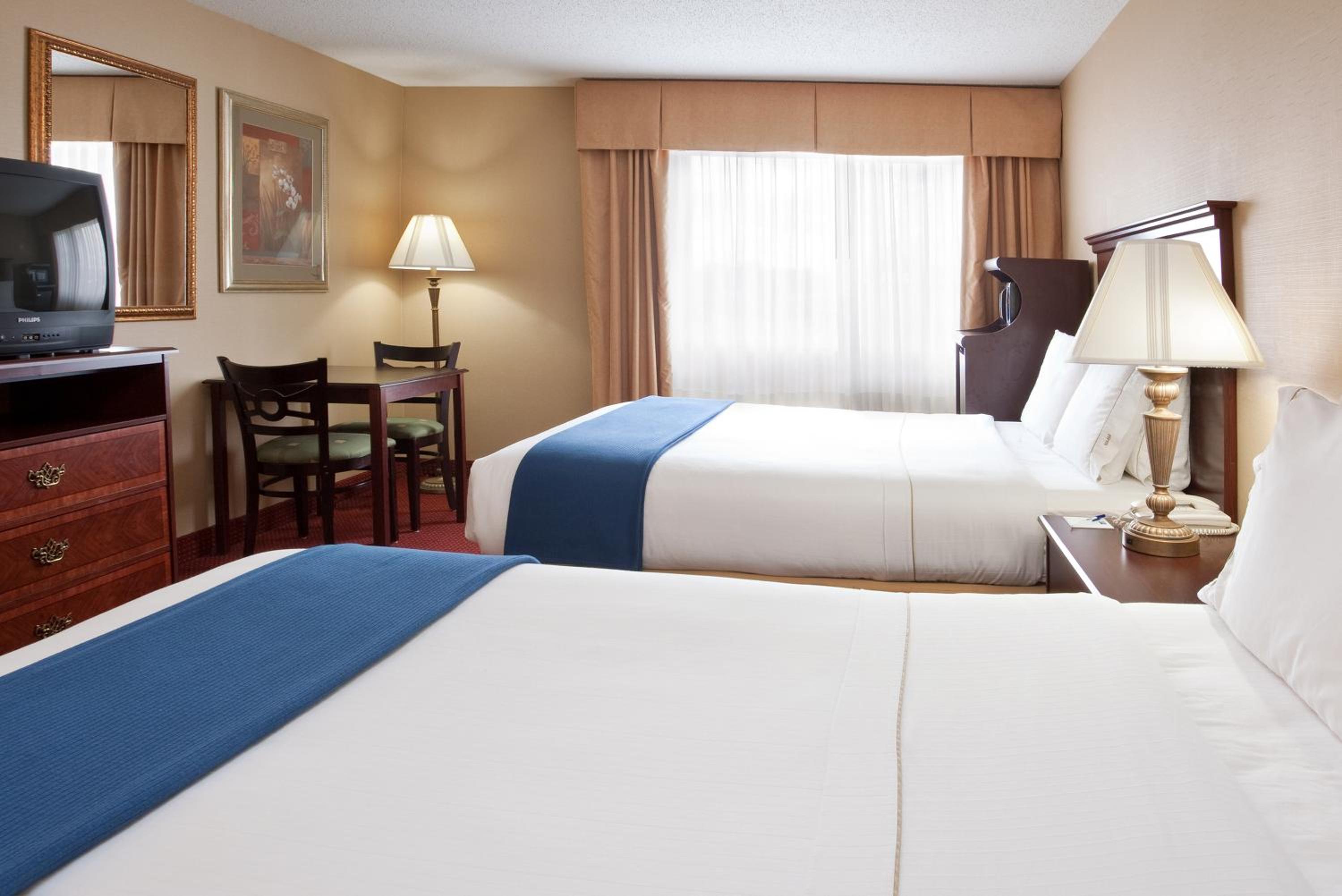 Standard Queen Room with Two Queen Beds - Photo 5