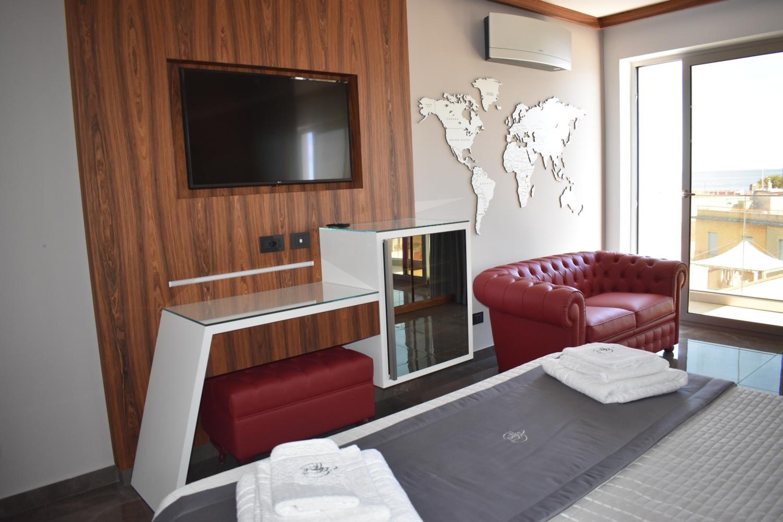 Deluxe Suite with Sea View - Photo 29