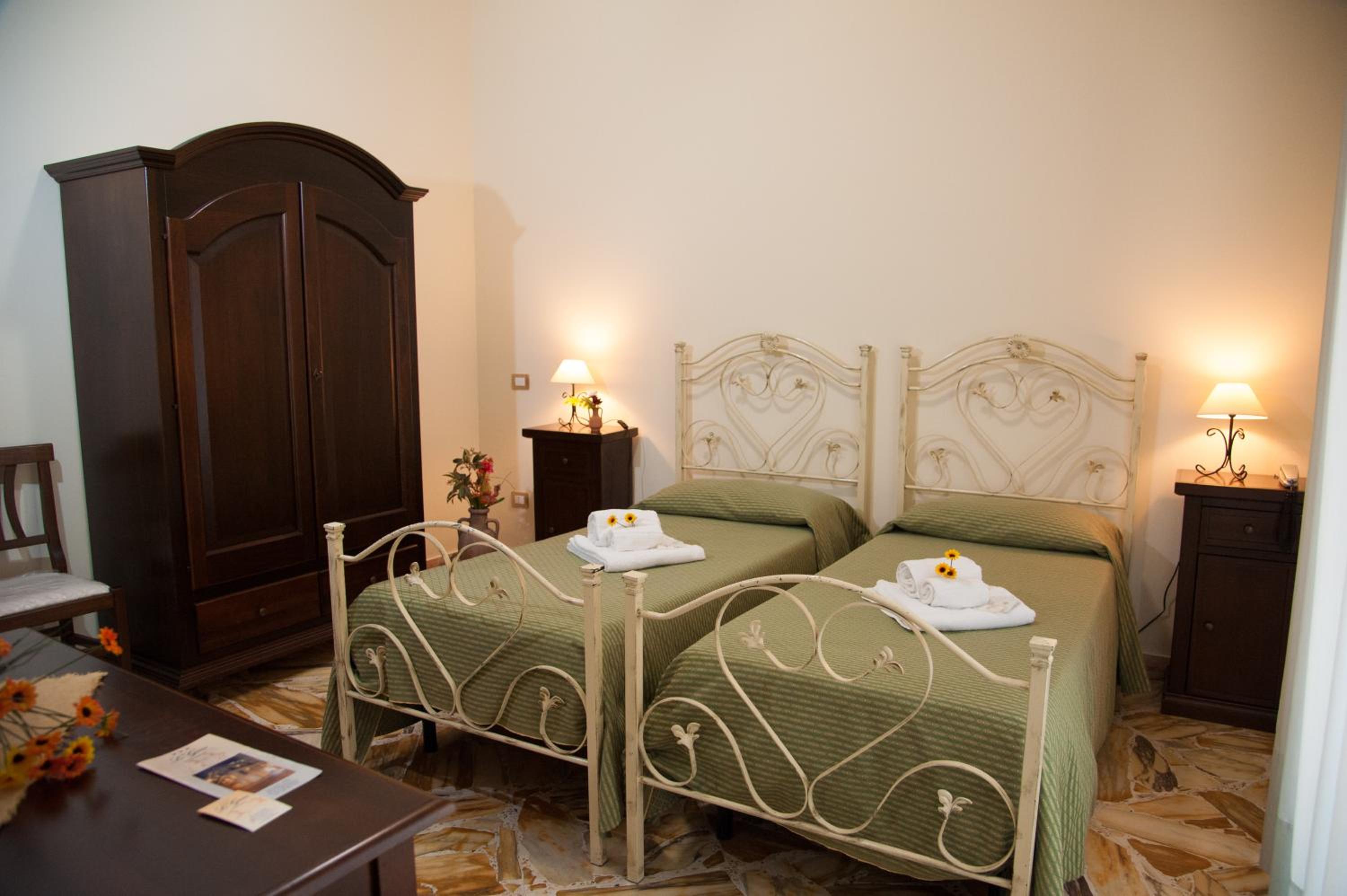 Double or Twin Room with Balcony - Photo 20