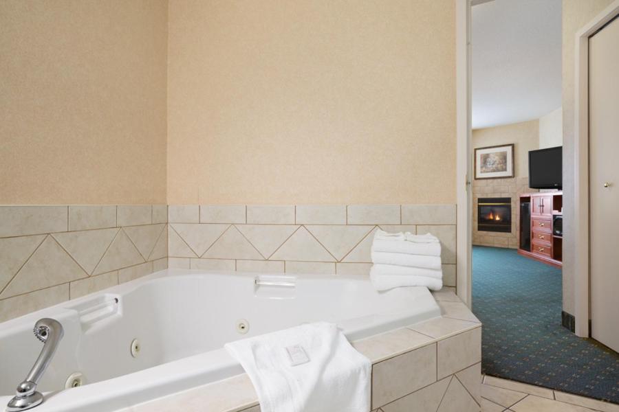 Two-Bedroom Suite - Non-Smoking - Photo 3