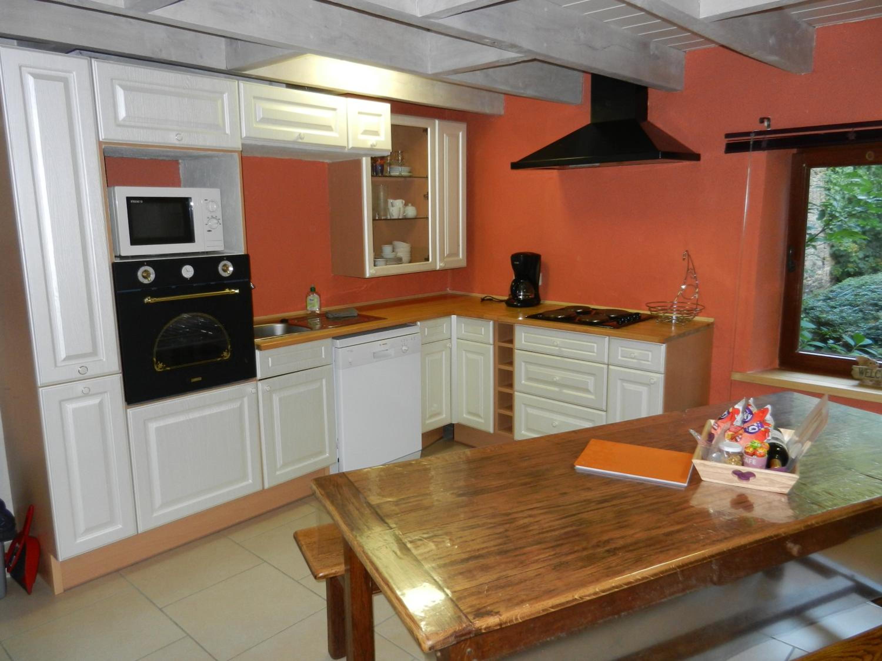 Three-Bedroom House with Private Bathroom photo 1