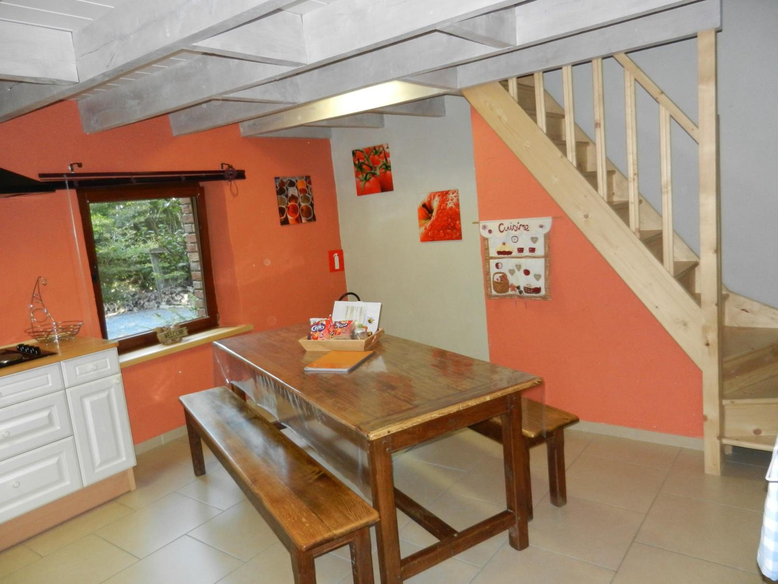 Three-Bedroom House with Private Bathroom photo 3