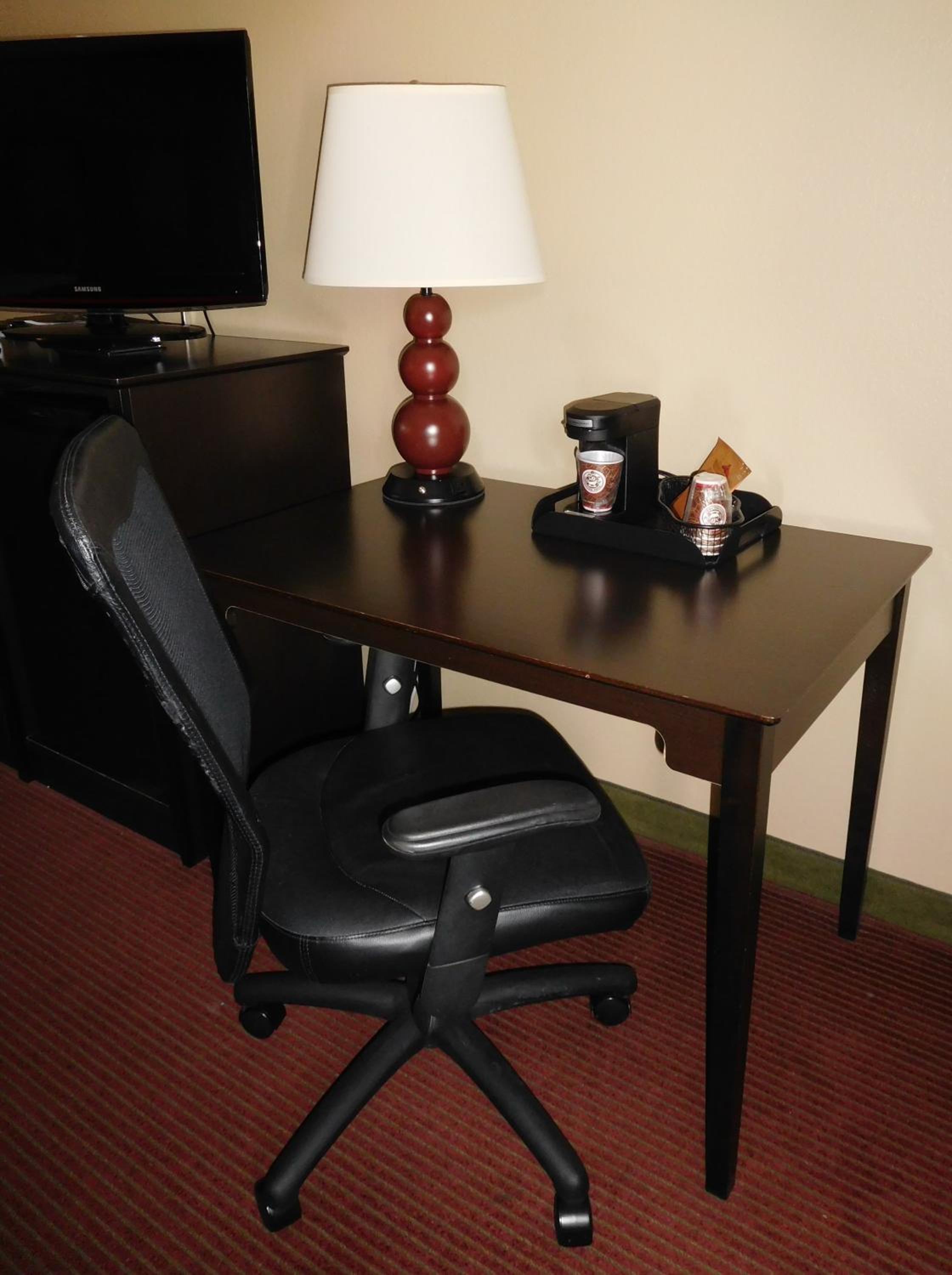 Queen Room with Two Queen Beds - Non-Smoking - Photo 3