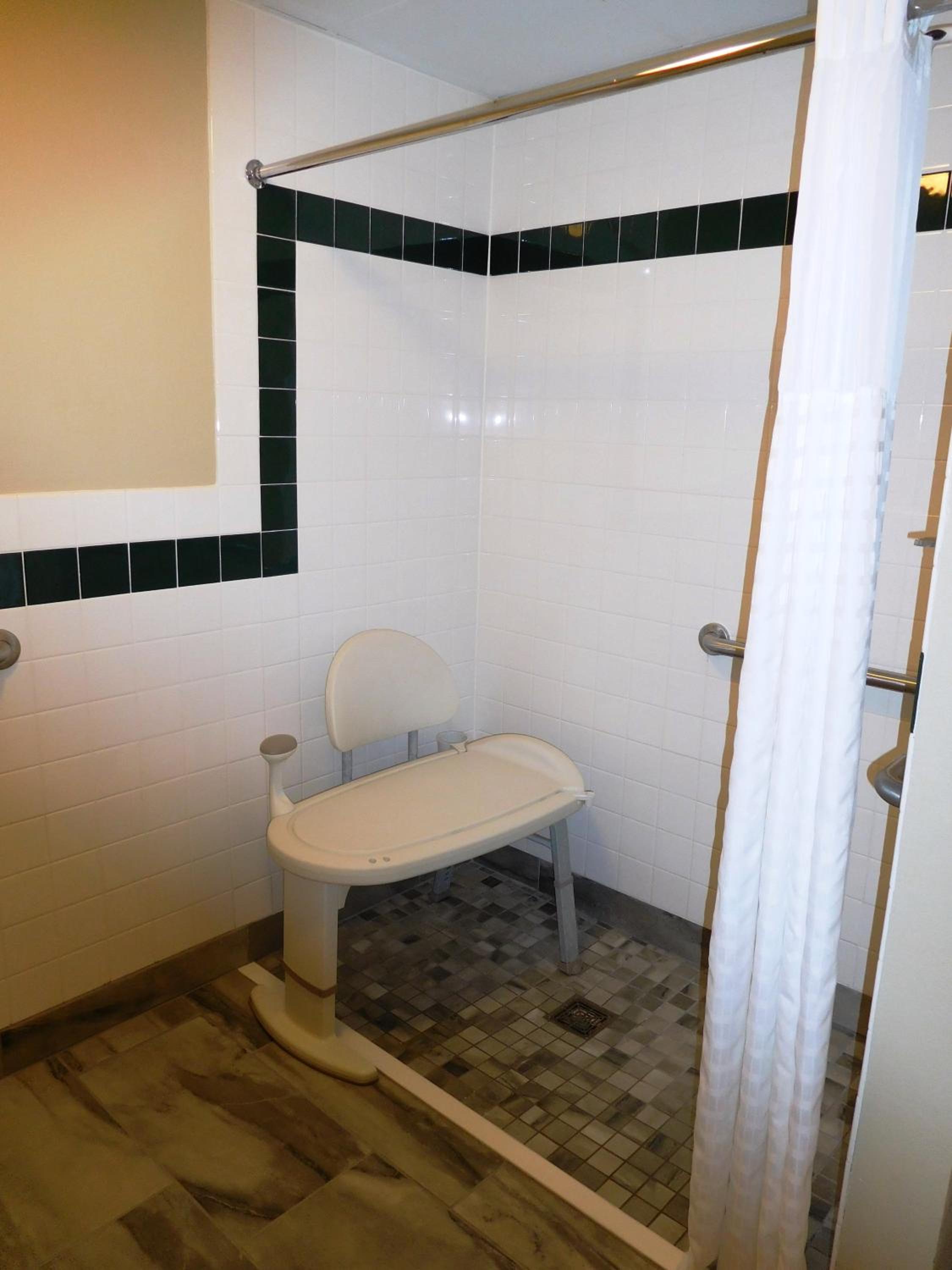 Deluxe King Room - Mobility Access/Non-Smoking - Photo 2