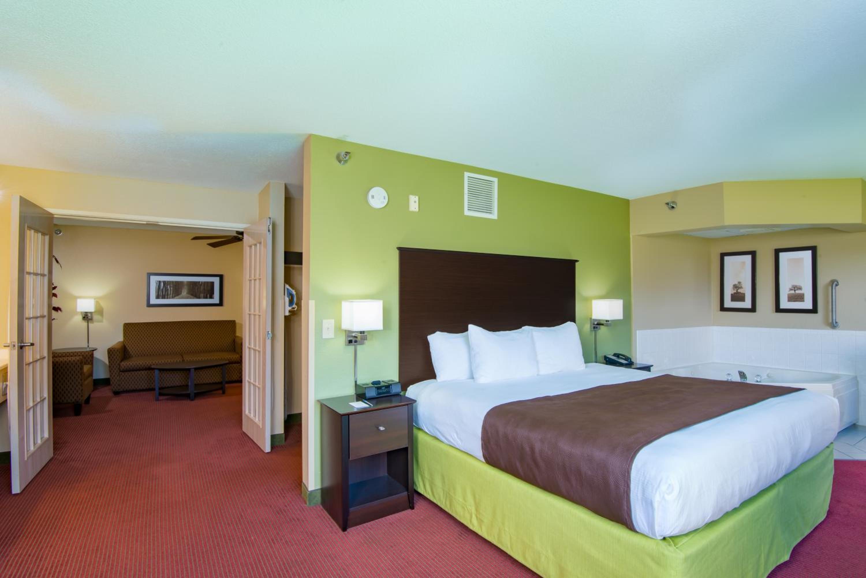 One-Bedroom Premier King Suite - Non-Smoking/2nd Floor - Photo 2