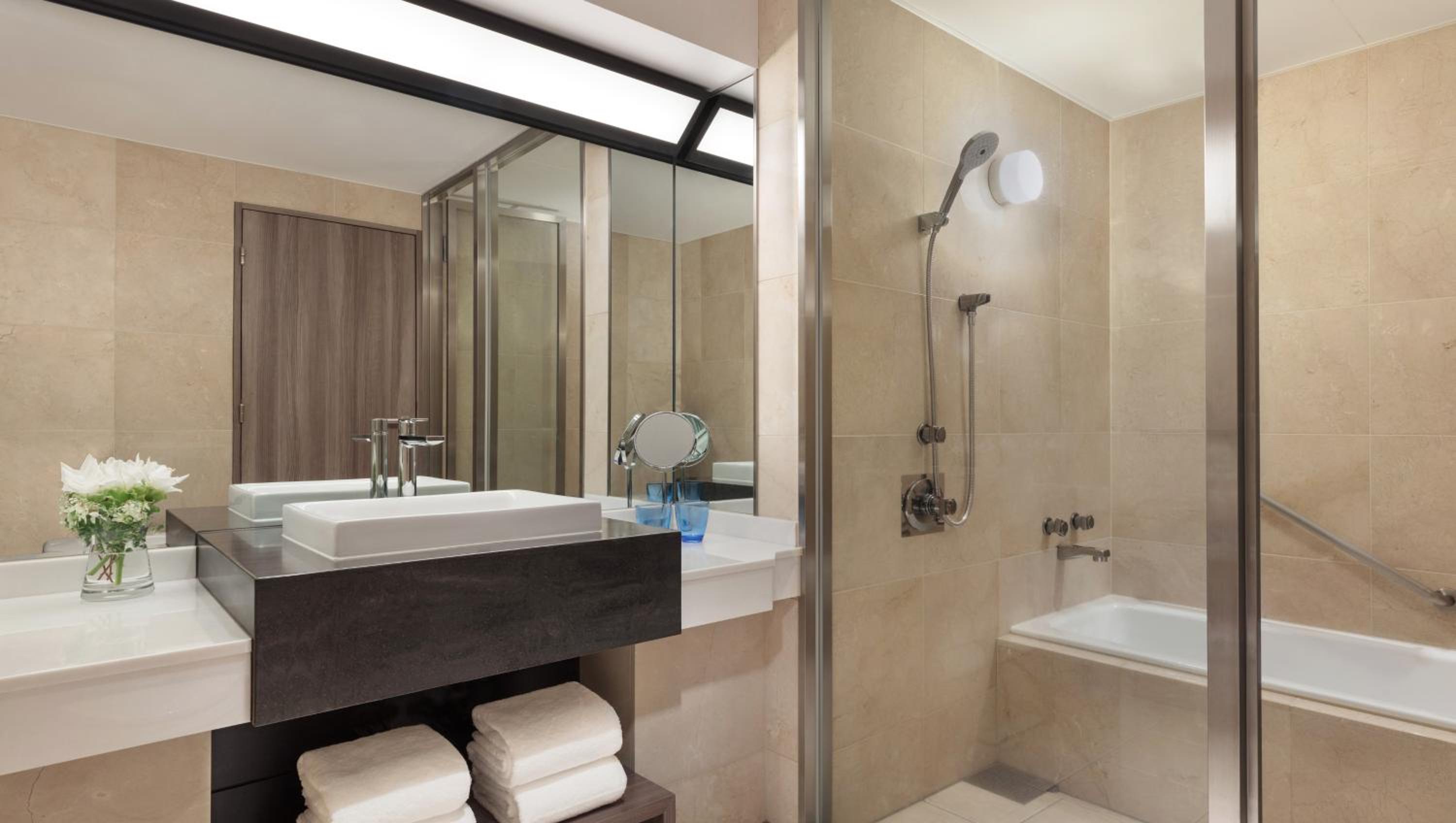 Deluxe King Room with Garden View - Photo 3