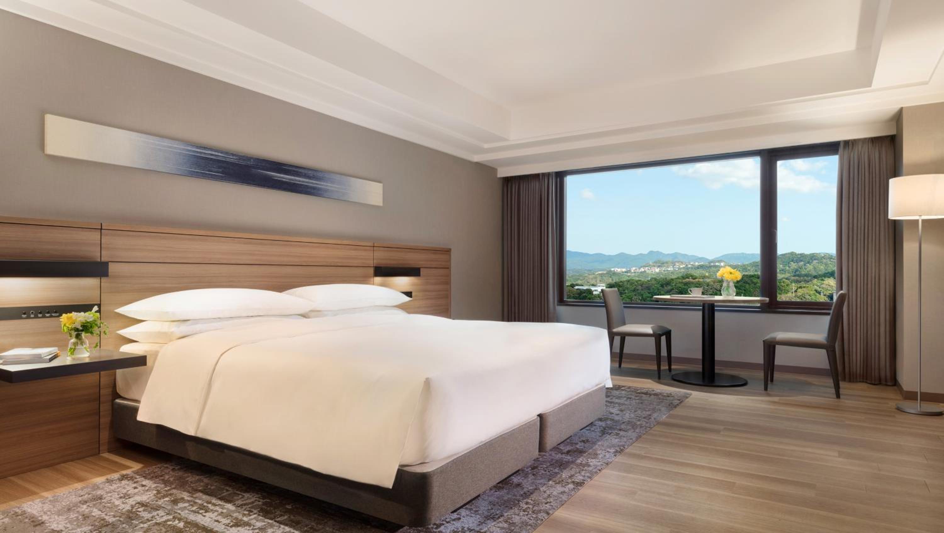 Deluxe King Room with Garden View - Photo 4