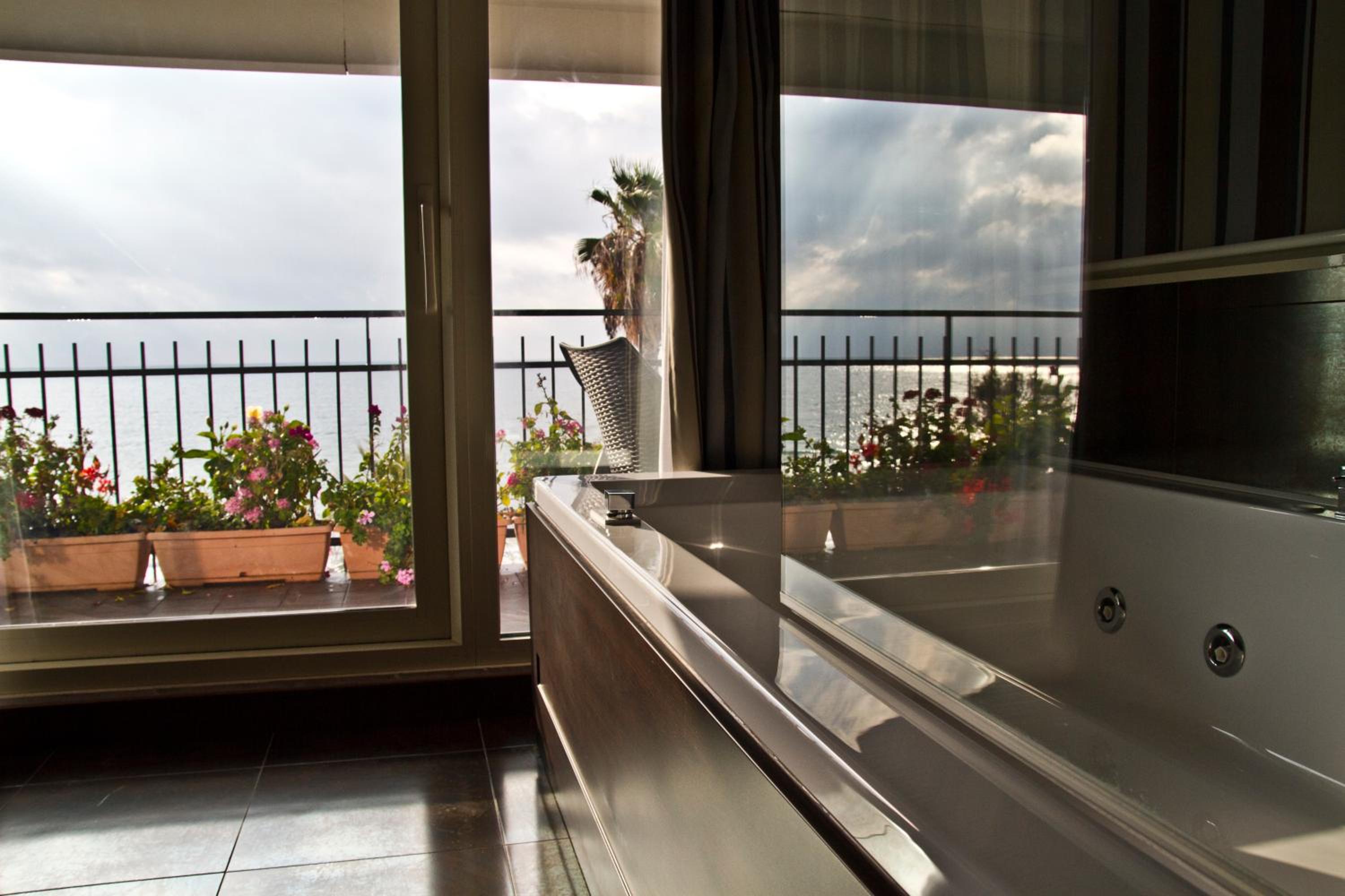 Superior Double Room with Sea View and Spa Bath photo 2