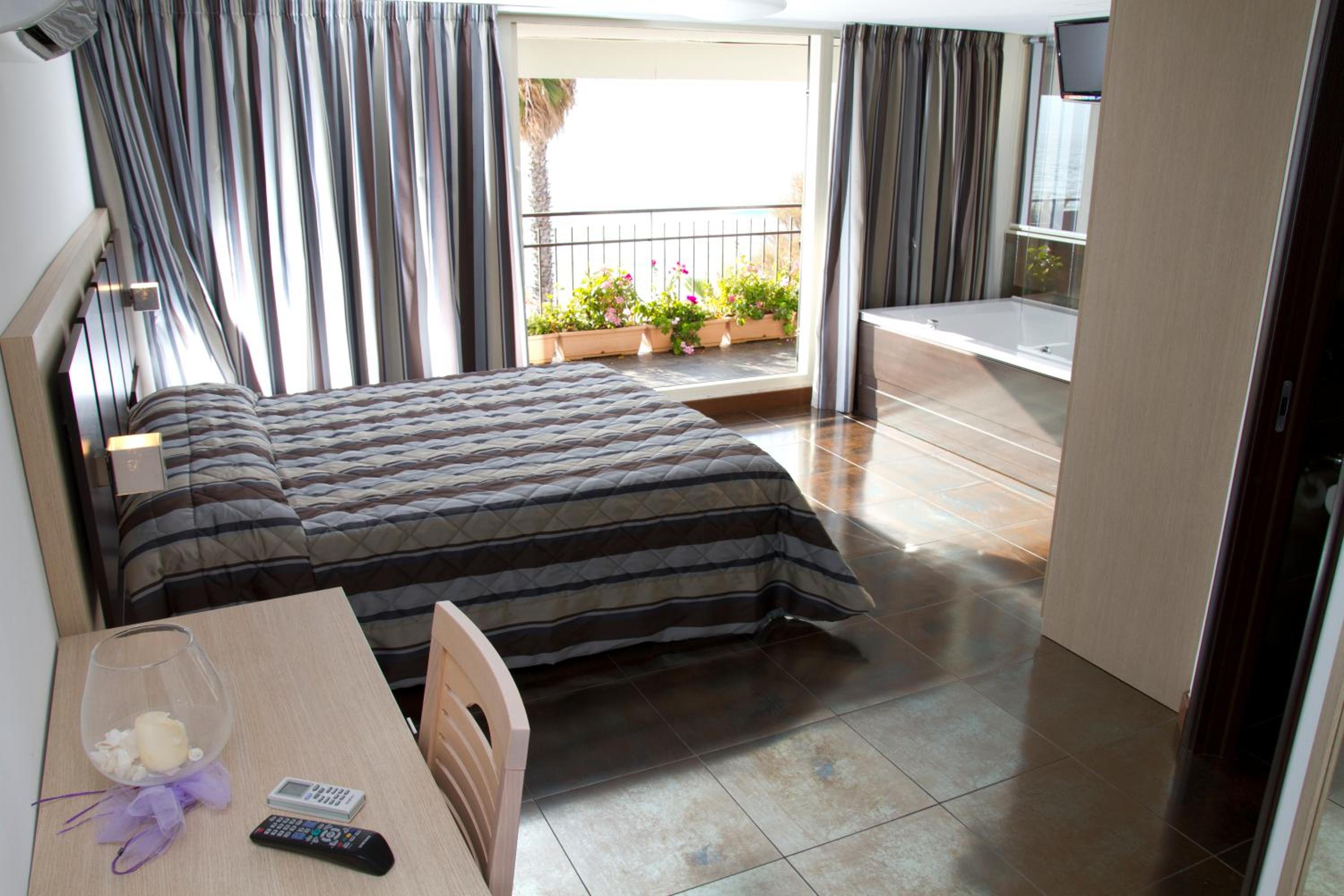 Superior Double Room with Sea View and Spa Bath photo 3