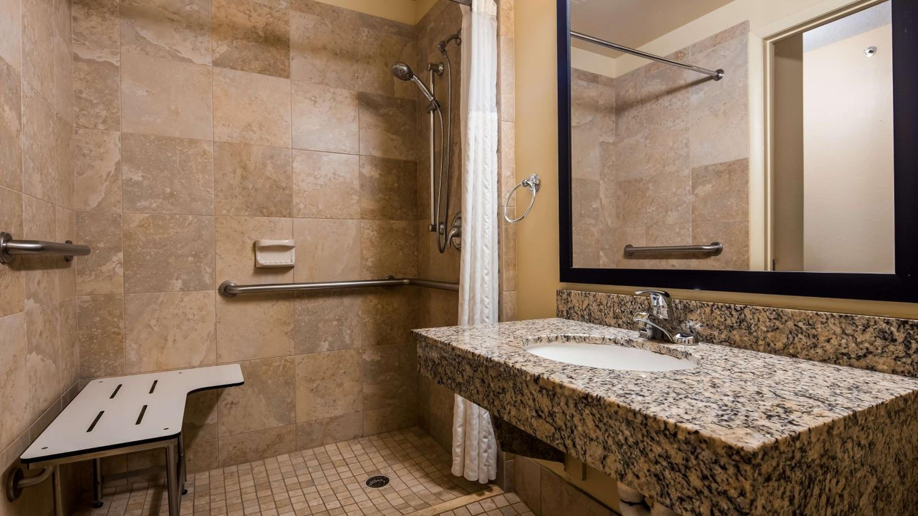 Queen Room with Two Queen Beds and Roll-In Shower - Mobility Access/Non-Smoking - Photo 2