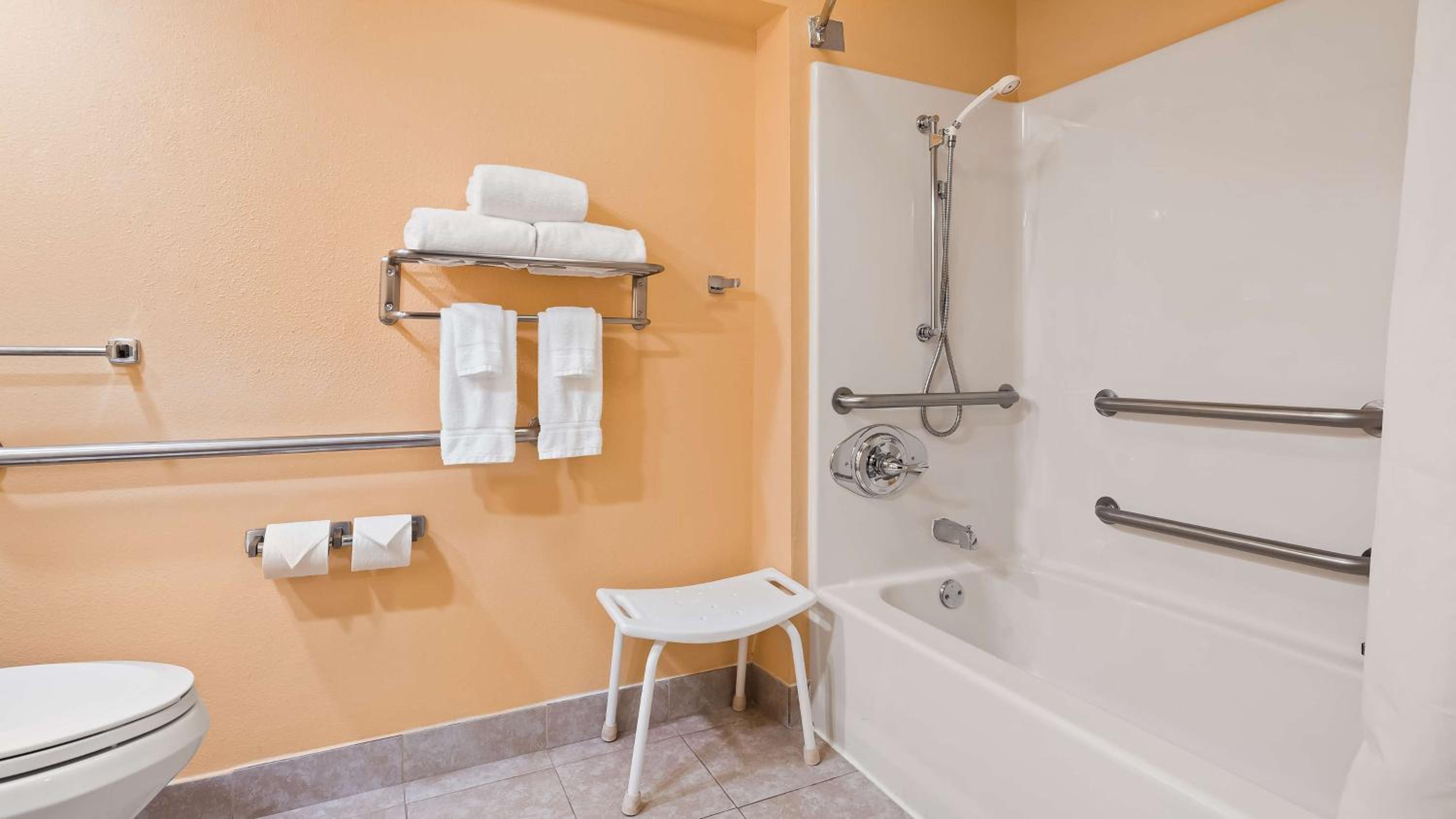 Queen Room with Two Queen Beds and Bath Tub - Disability Access/Non-Smoking  - Photo 3