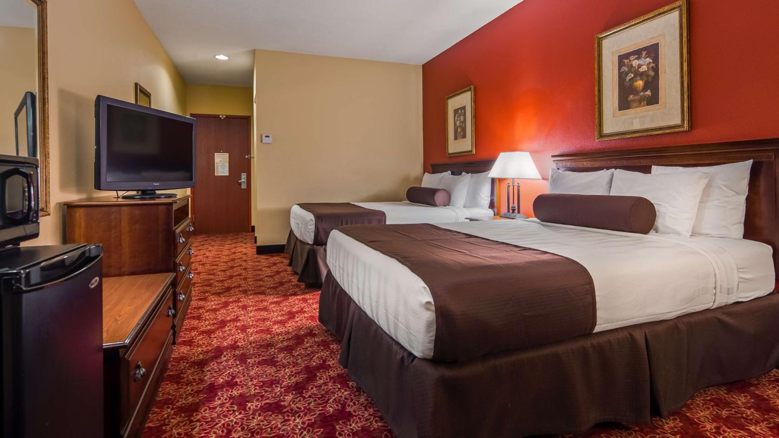 Queen Room with Two Queen Beds - Non-Smoking - Photo 4