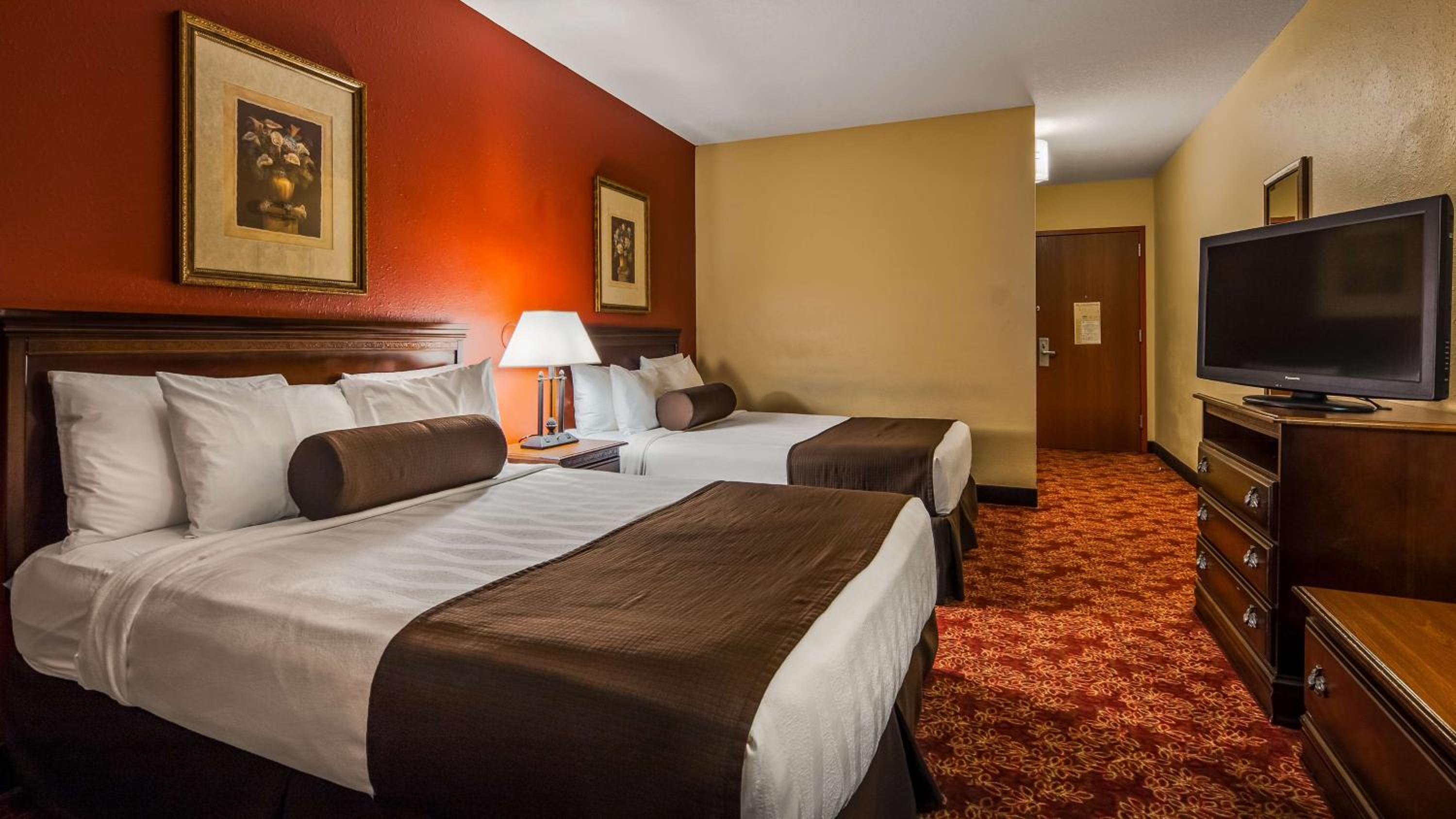 Queen Room with Two Queen Beds - Non-Smoking - Photo 1
