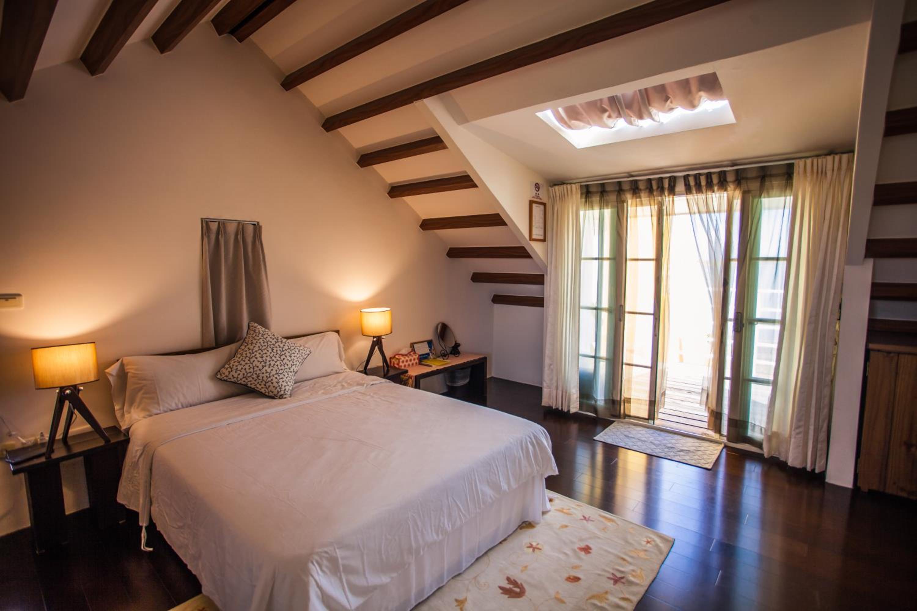 Double Room with Sunrise Sea View - Photo 4