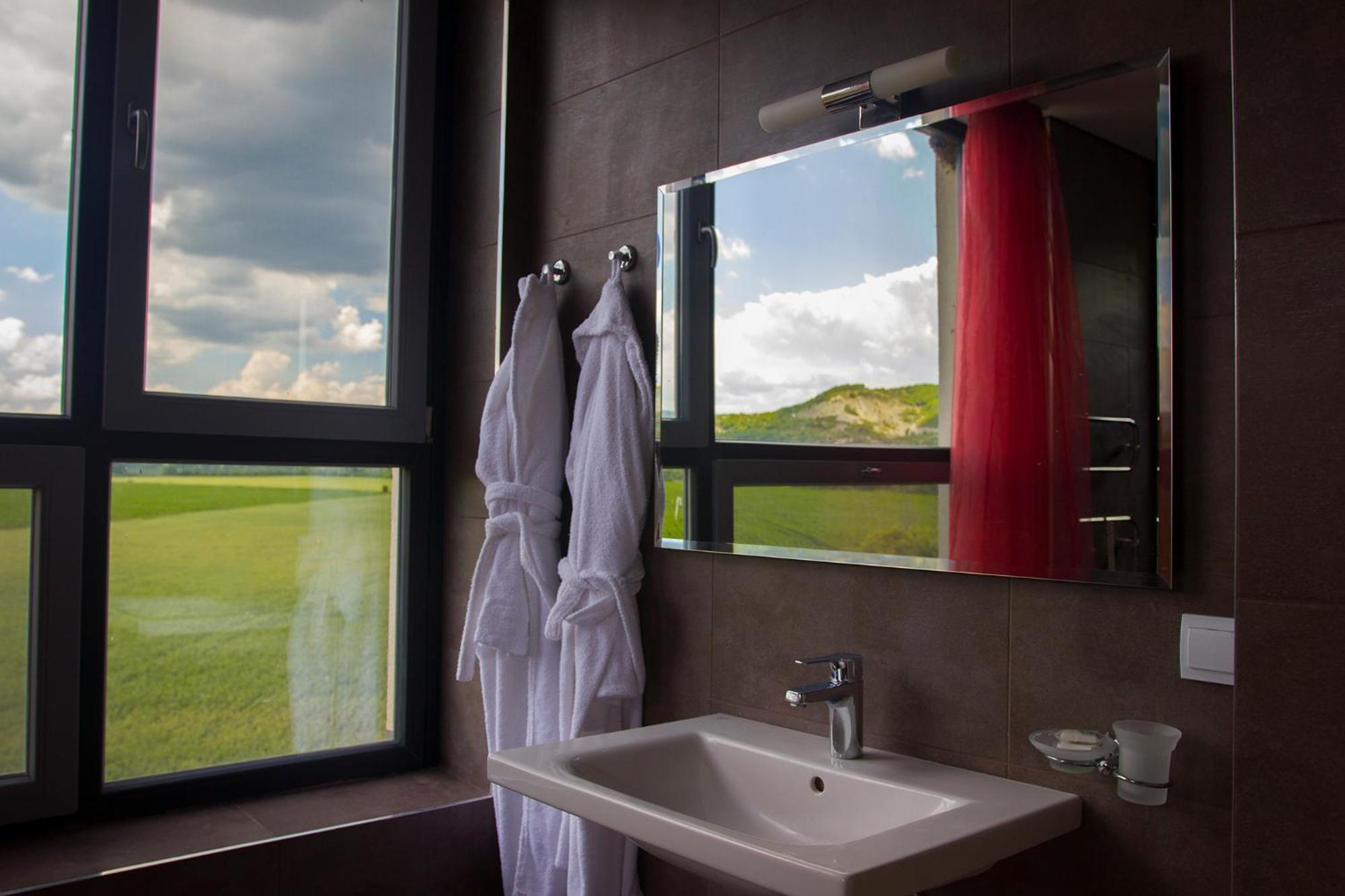 Apartment with Mountain View - Photo 9