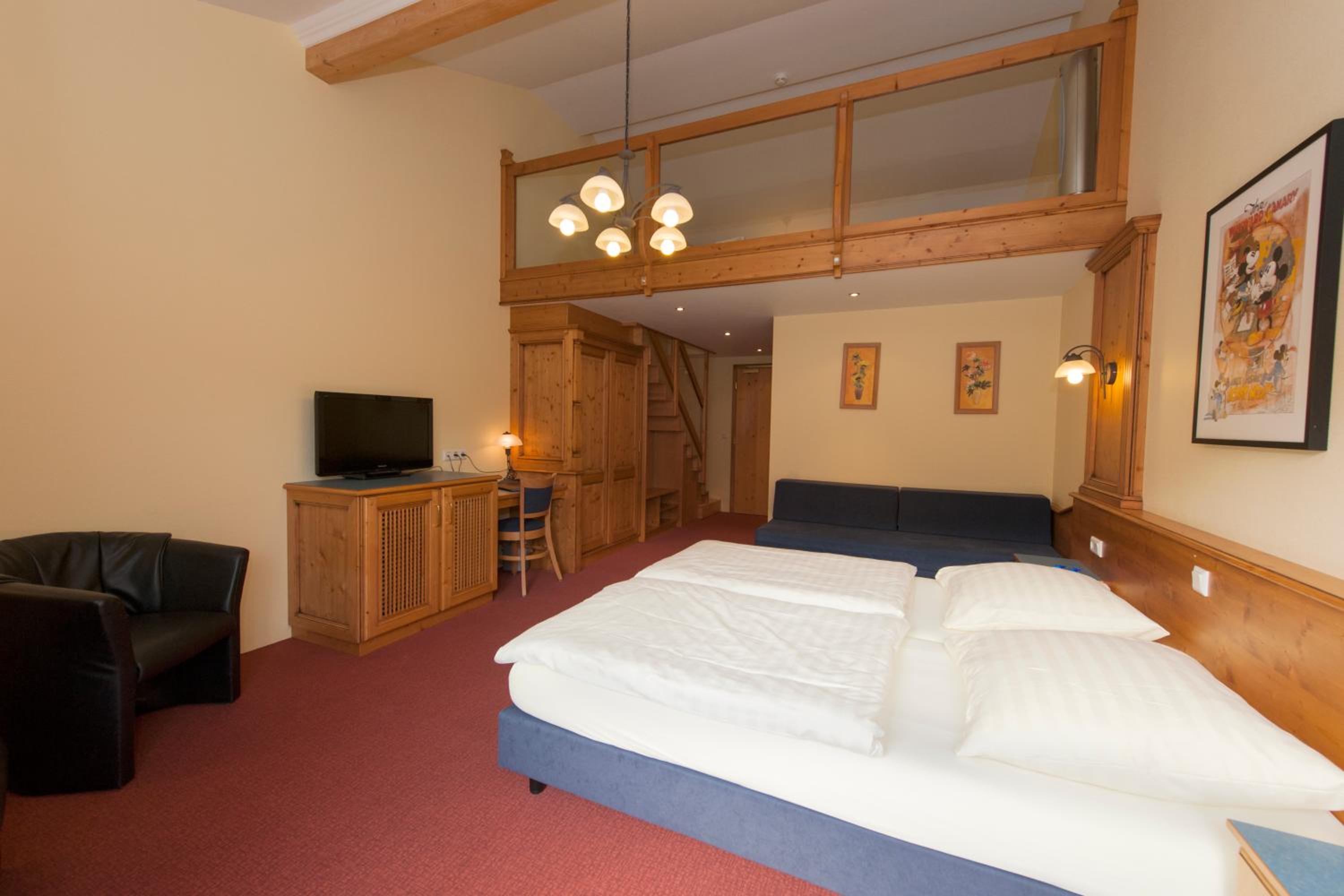 Quadruple Room with Balcony photo 3