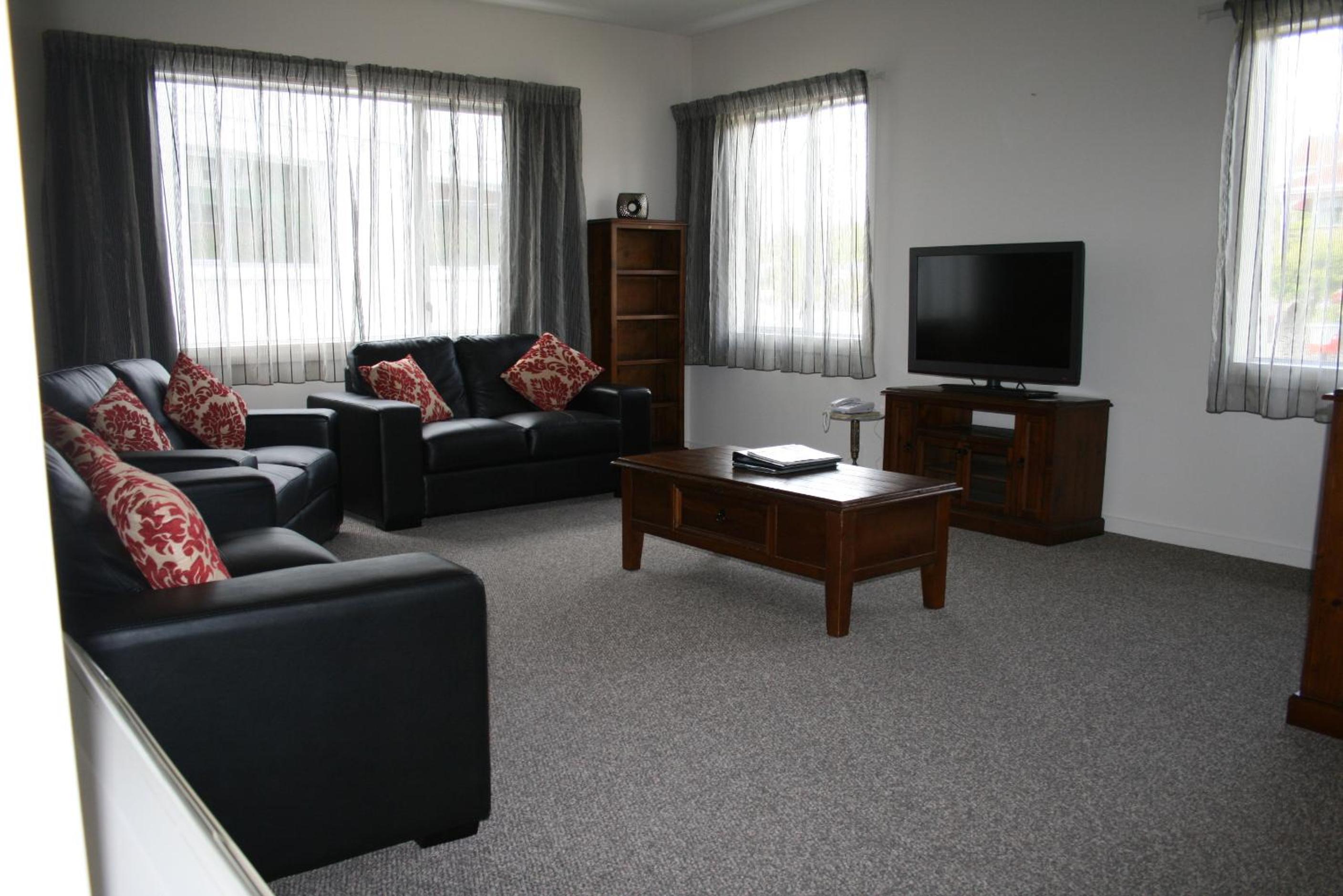 Three-Bedroom Apartment - Photo 4