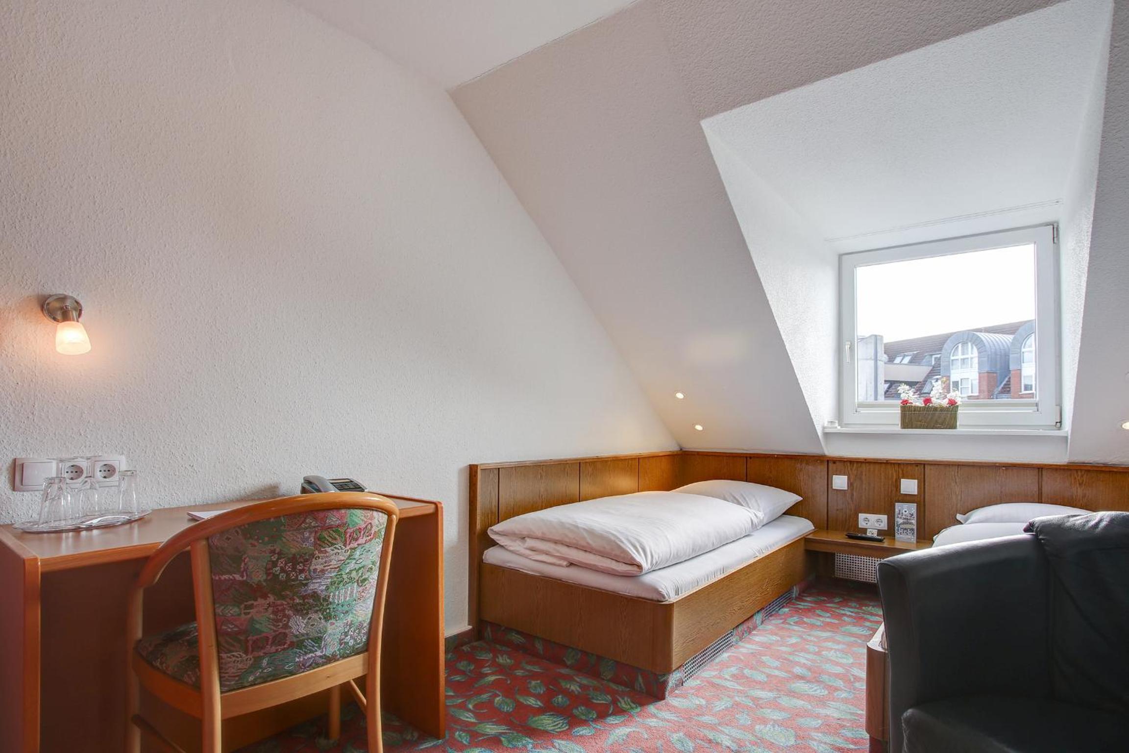 Economy Twin Room photo 3