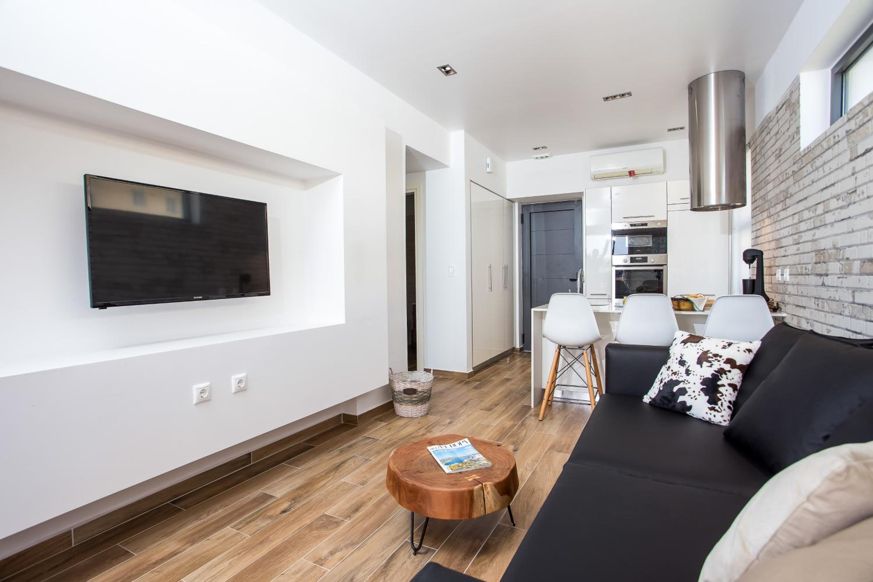 One-Bedroom Apartment - Photo 1