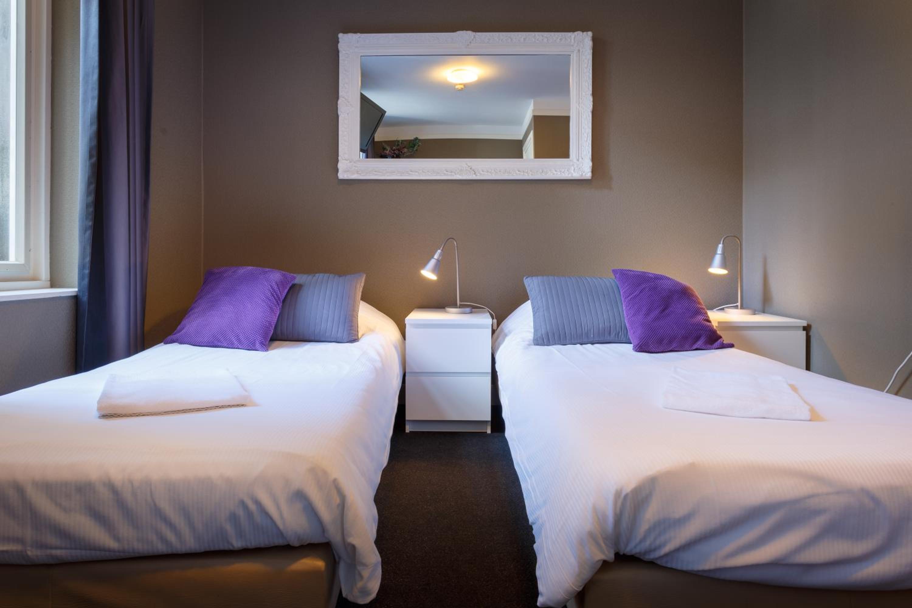 Twin Room with Private Bathroom photo 3