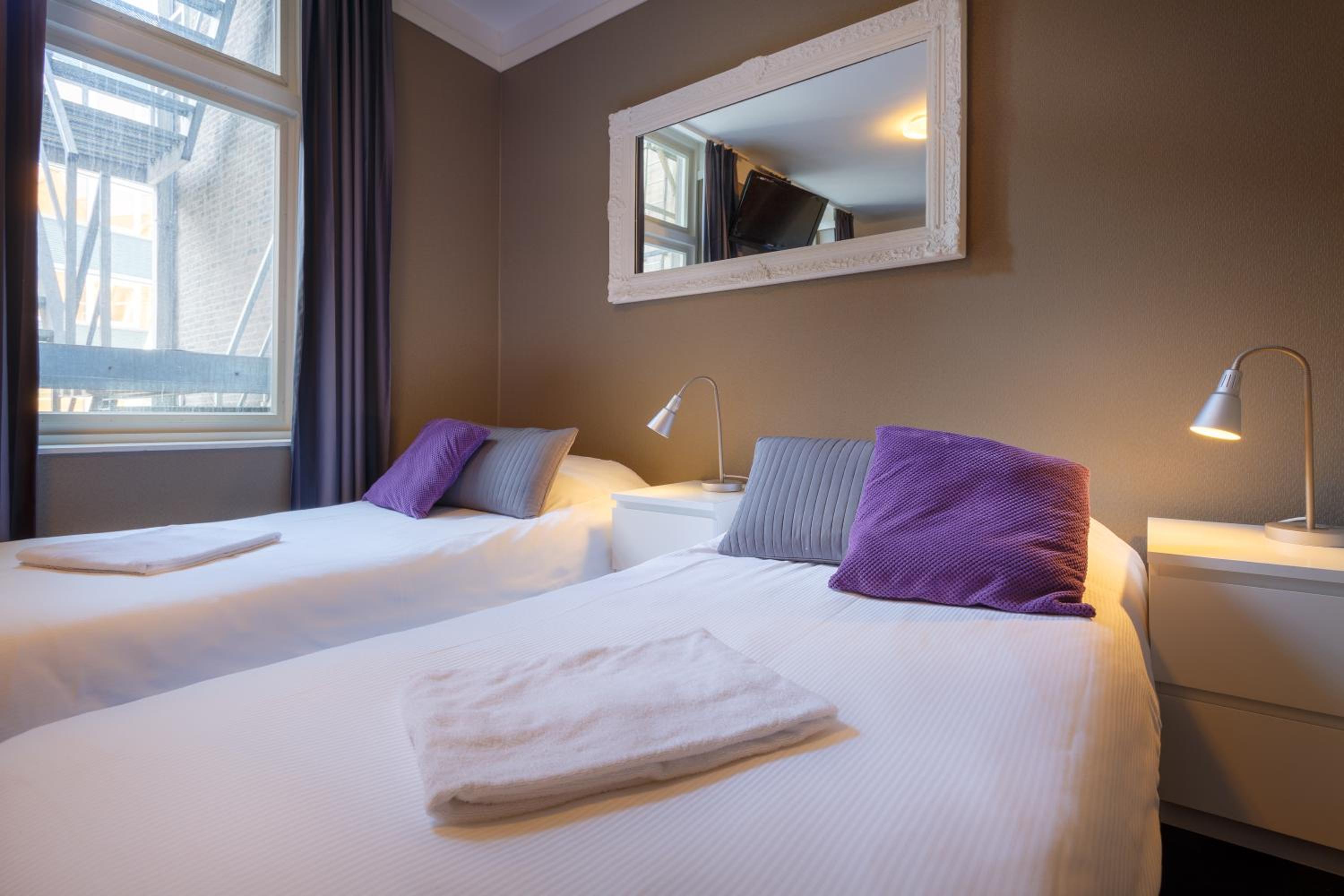 Twin Room with Private Bathroom photo 2