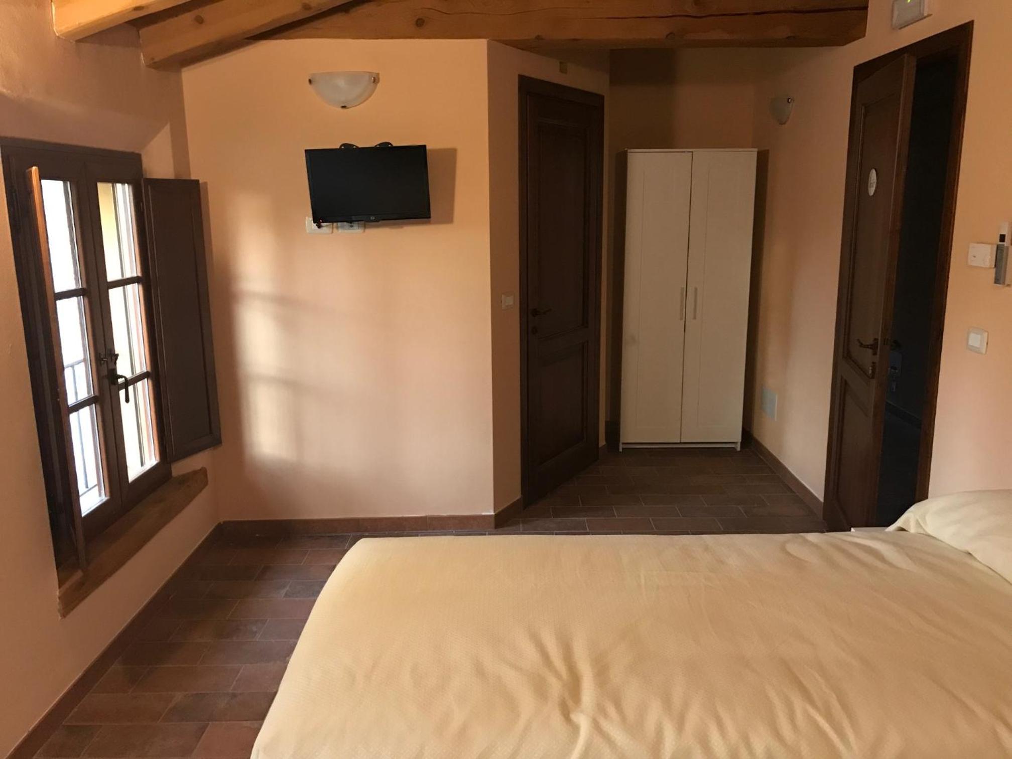 King Room With Roll-In Shower - Disability Access photo 3