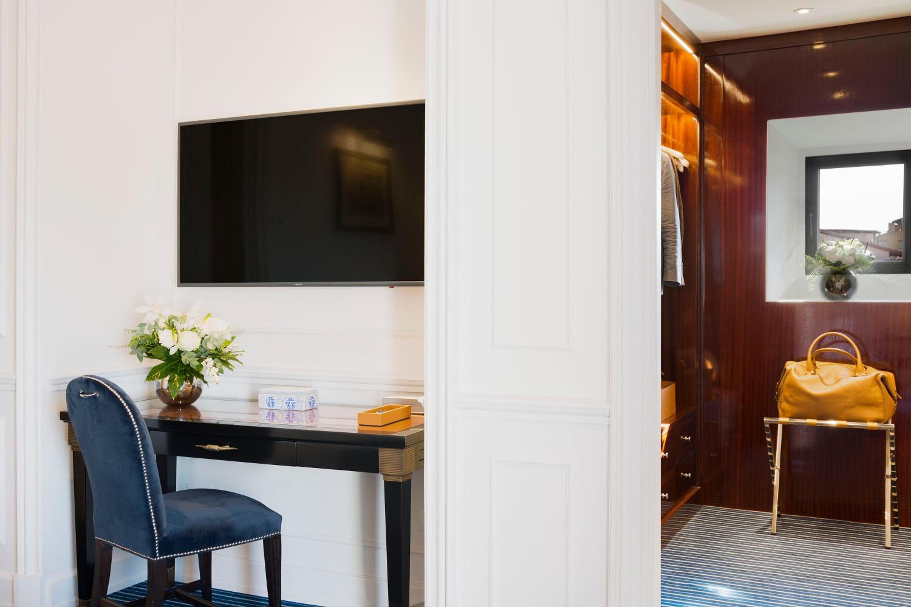 Suite with Terrace thumbnail 6