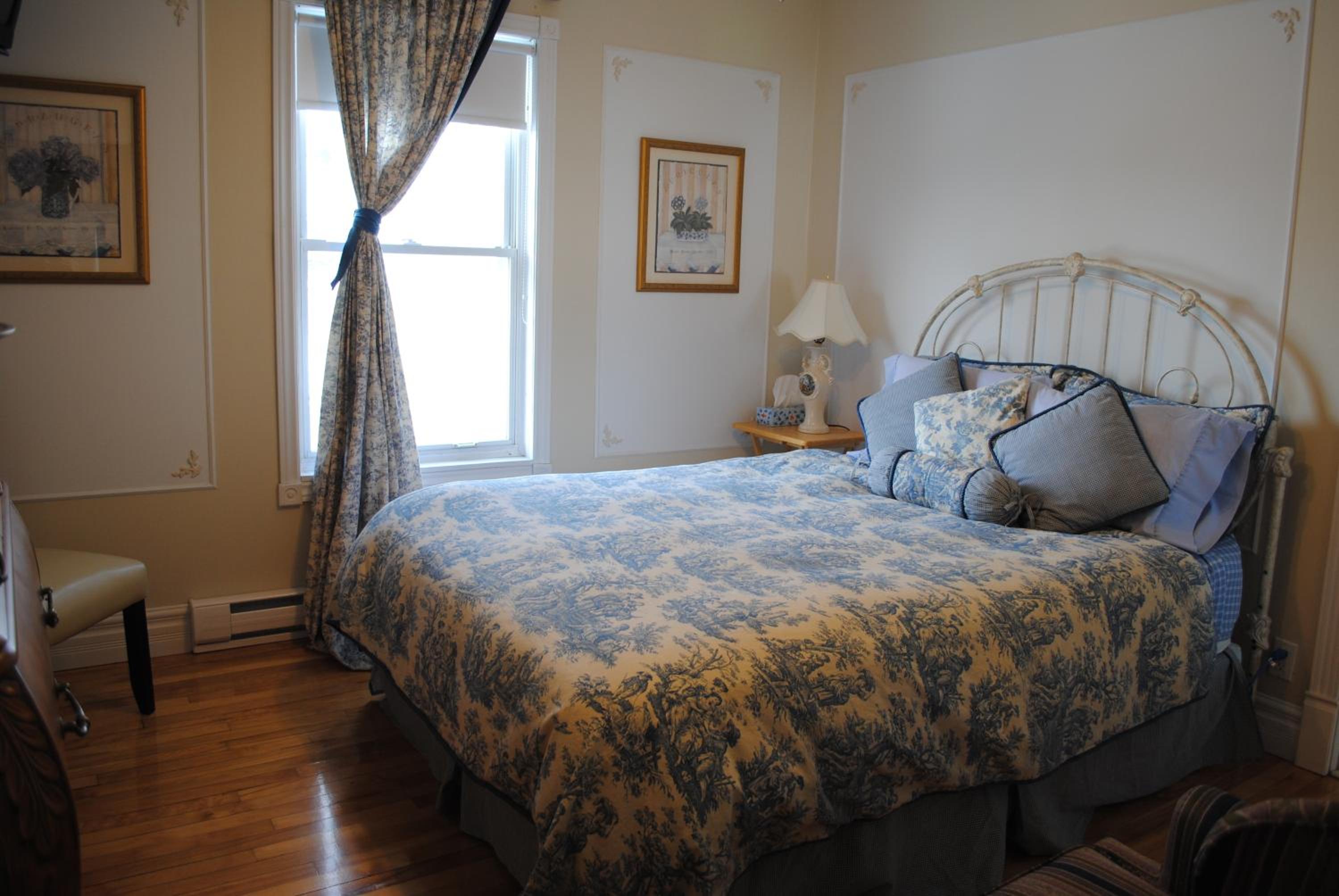 Queen Room photo 2