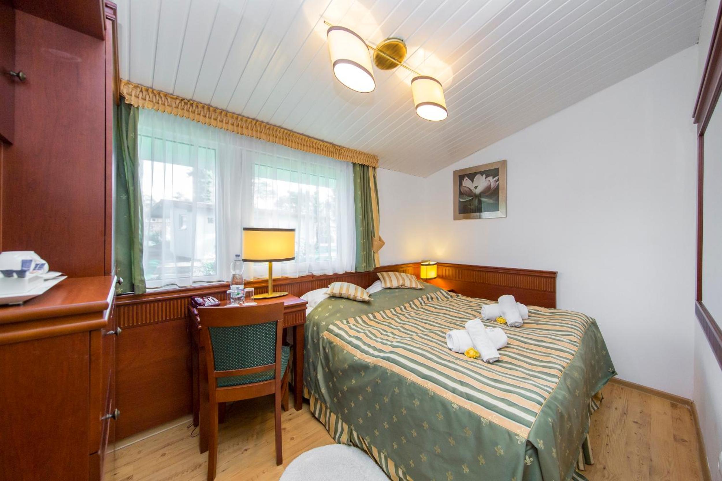 3 person family bungalow with double bed and 2 single beds photo 1