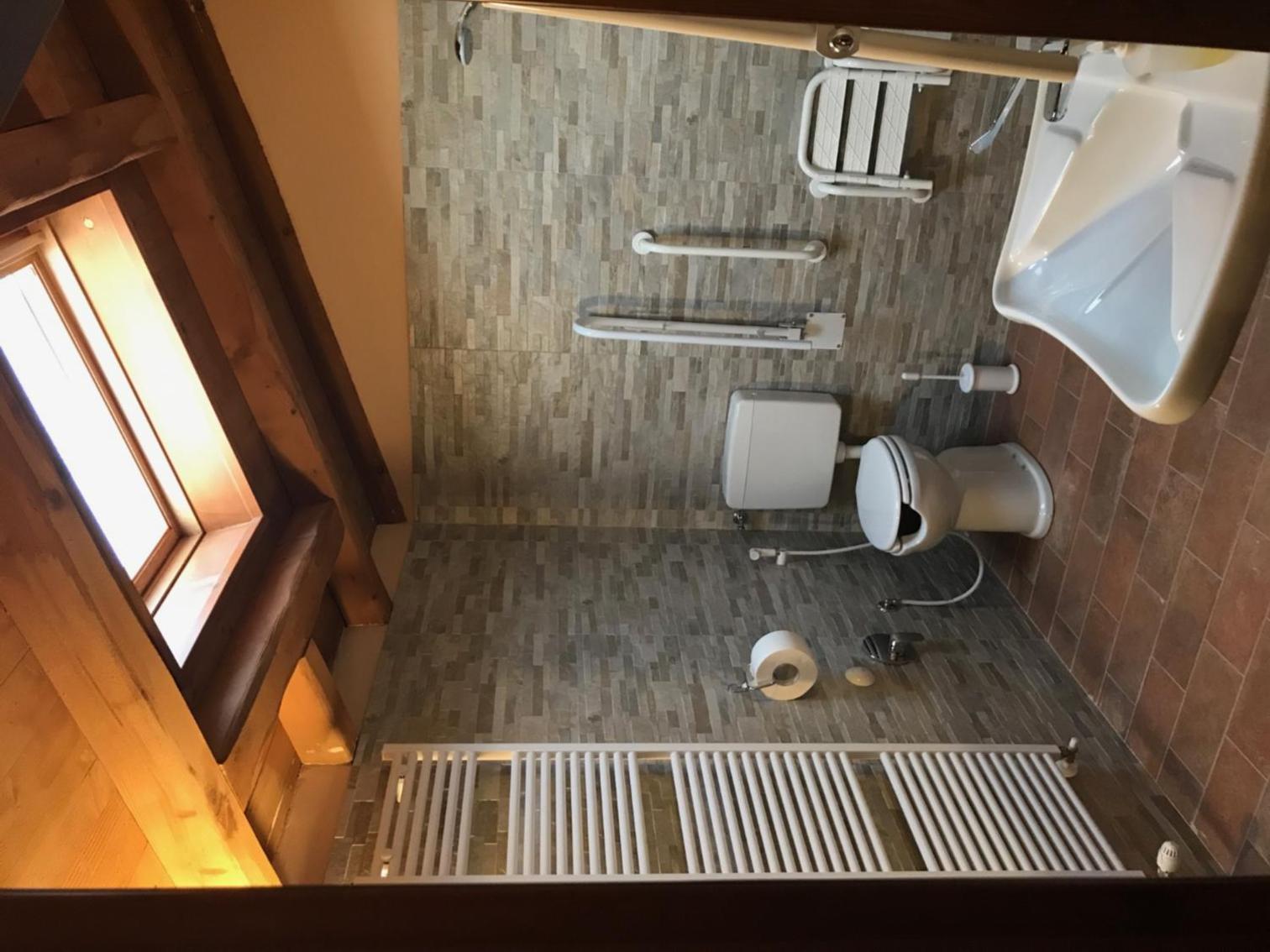 King Room With Roll-In Shower - Disability Access photo 2