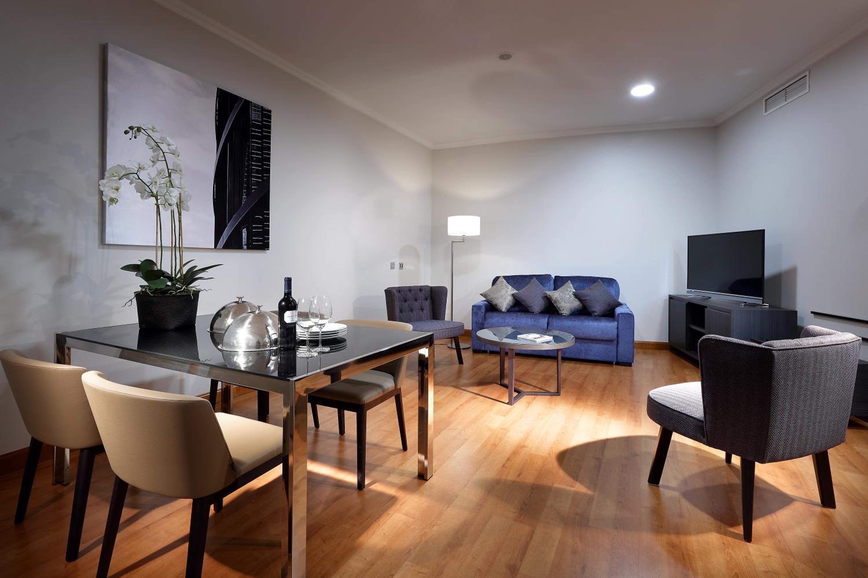 Suite - Photo 1