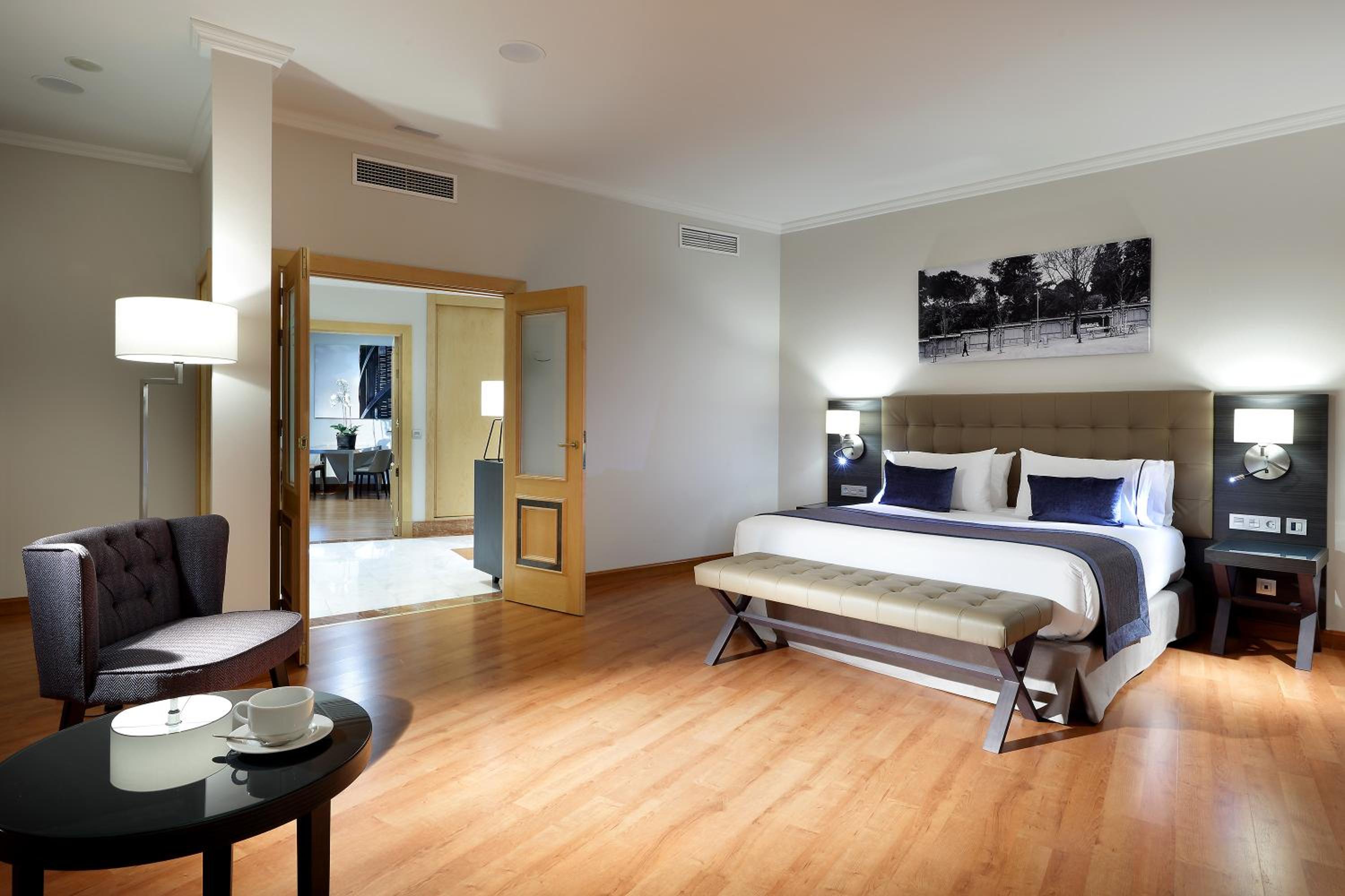 Suite - Photo 3