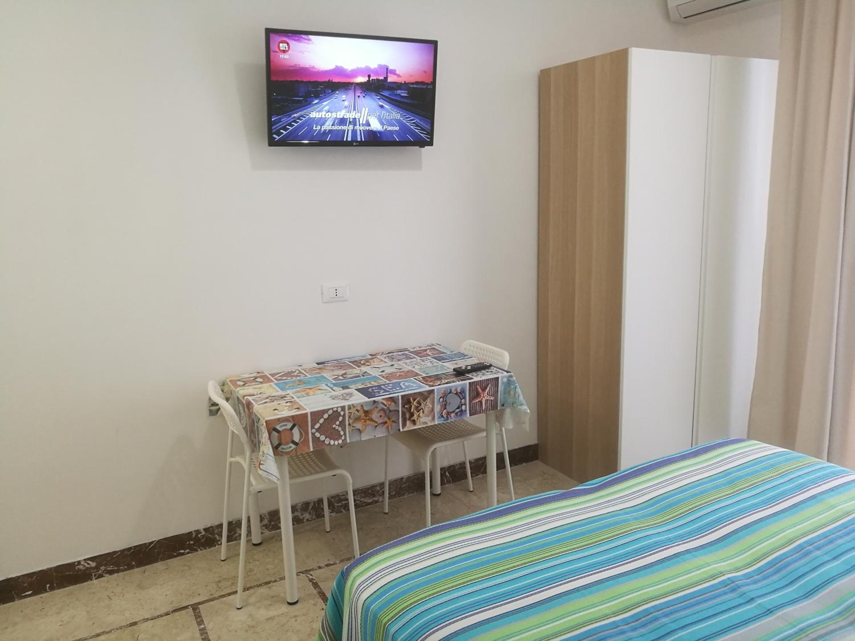 Twin Room with Private Bathroom - Photo 8