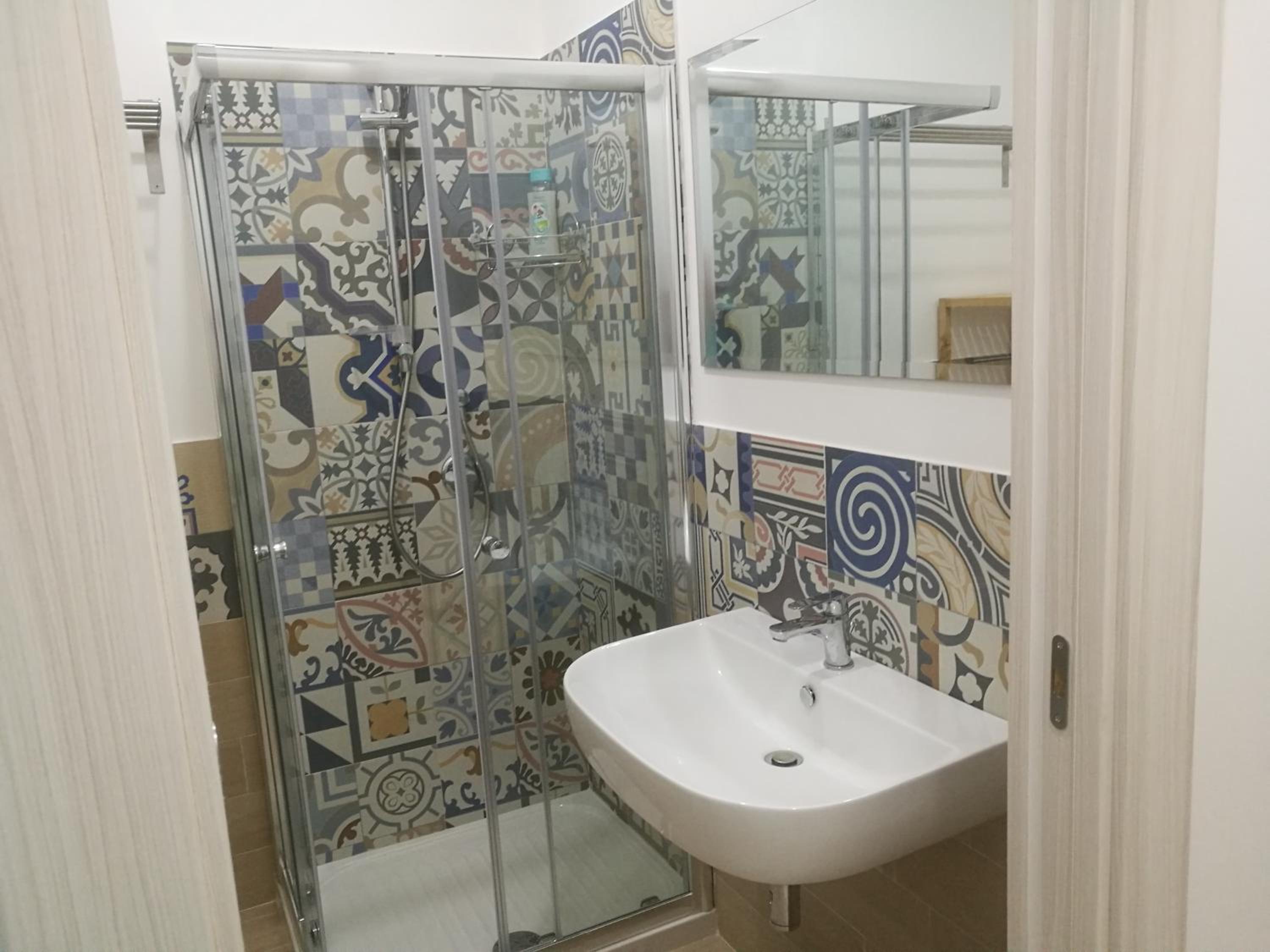 Twin Room with Private Bathroom - Photo 13