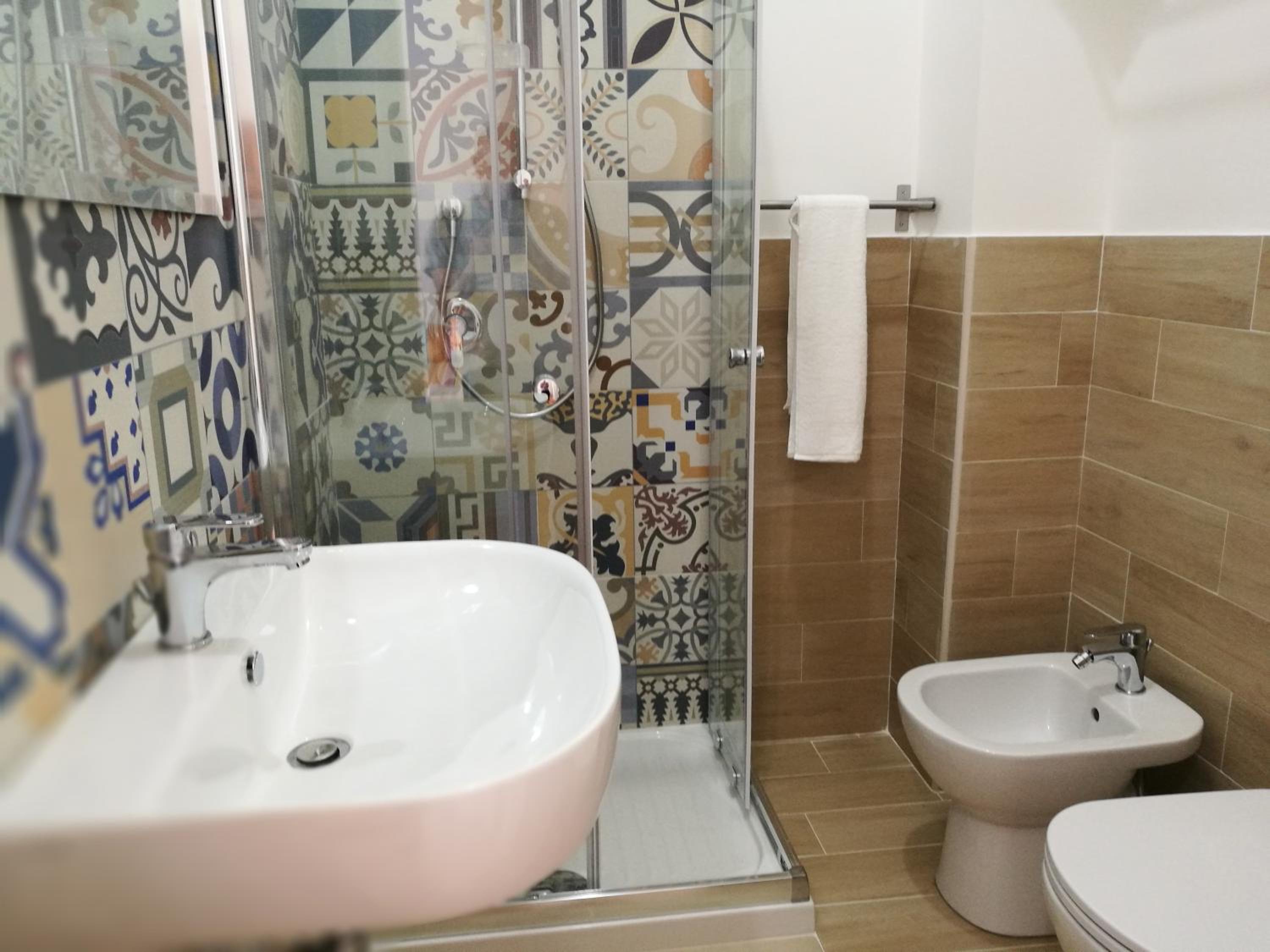 Double Room with Private Bathroom - Photo 6