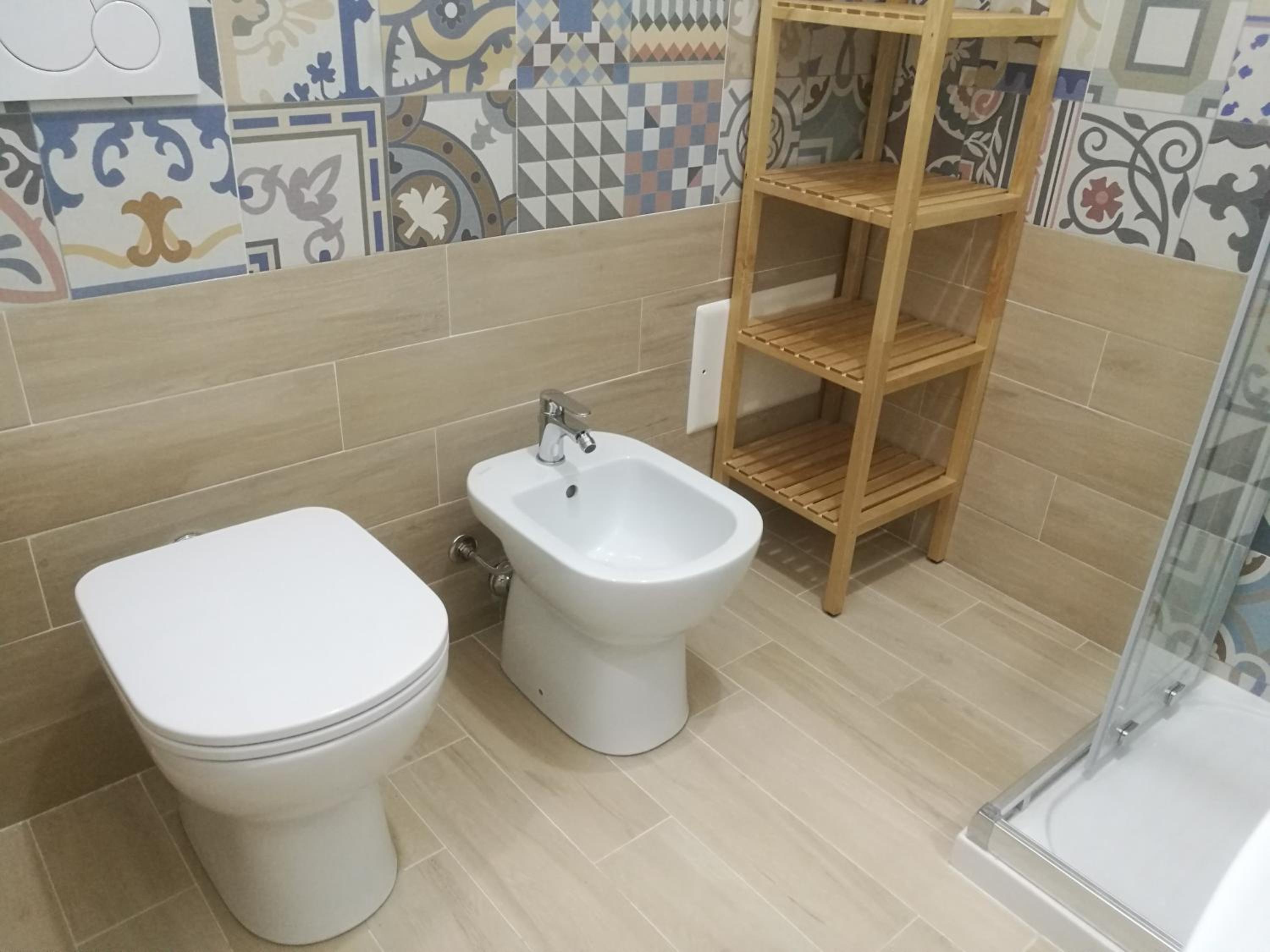 Twin Room with Private Bathroom - Photo 12
