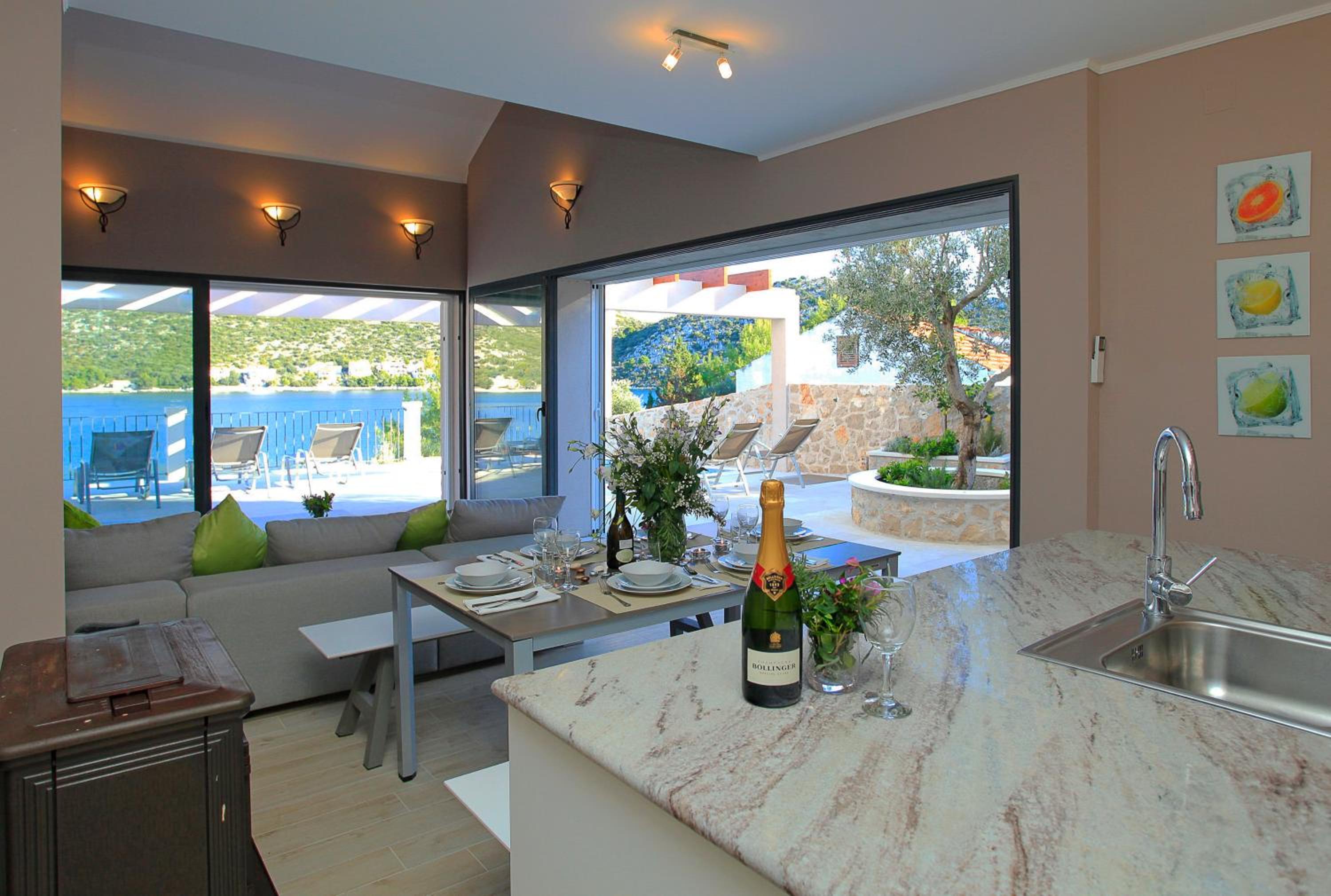 Villa photo 2