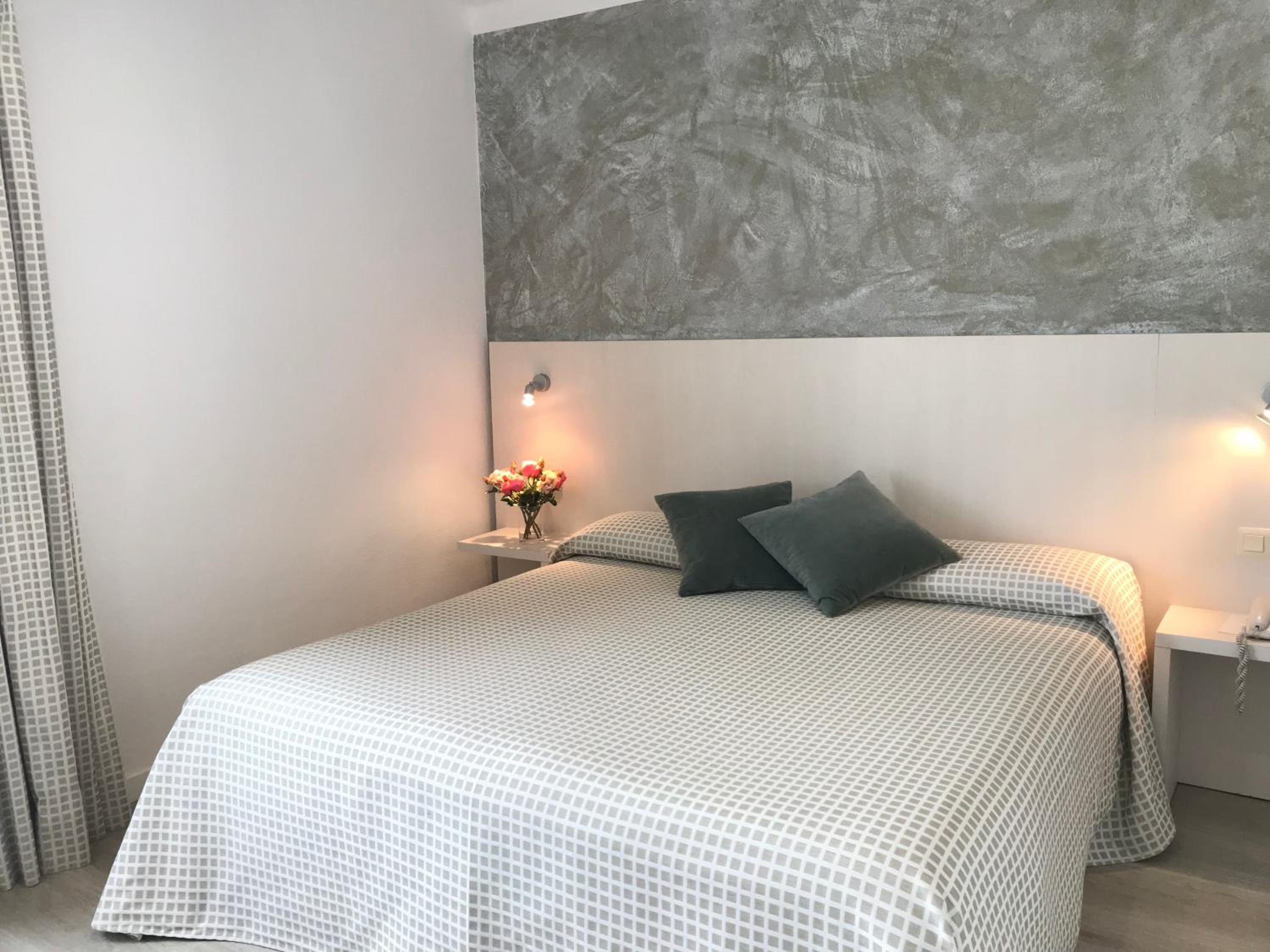 Double or Twin Room - Photo 5