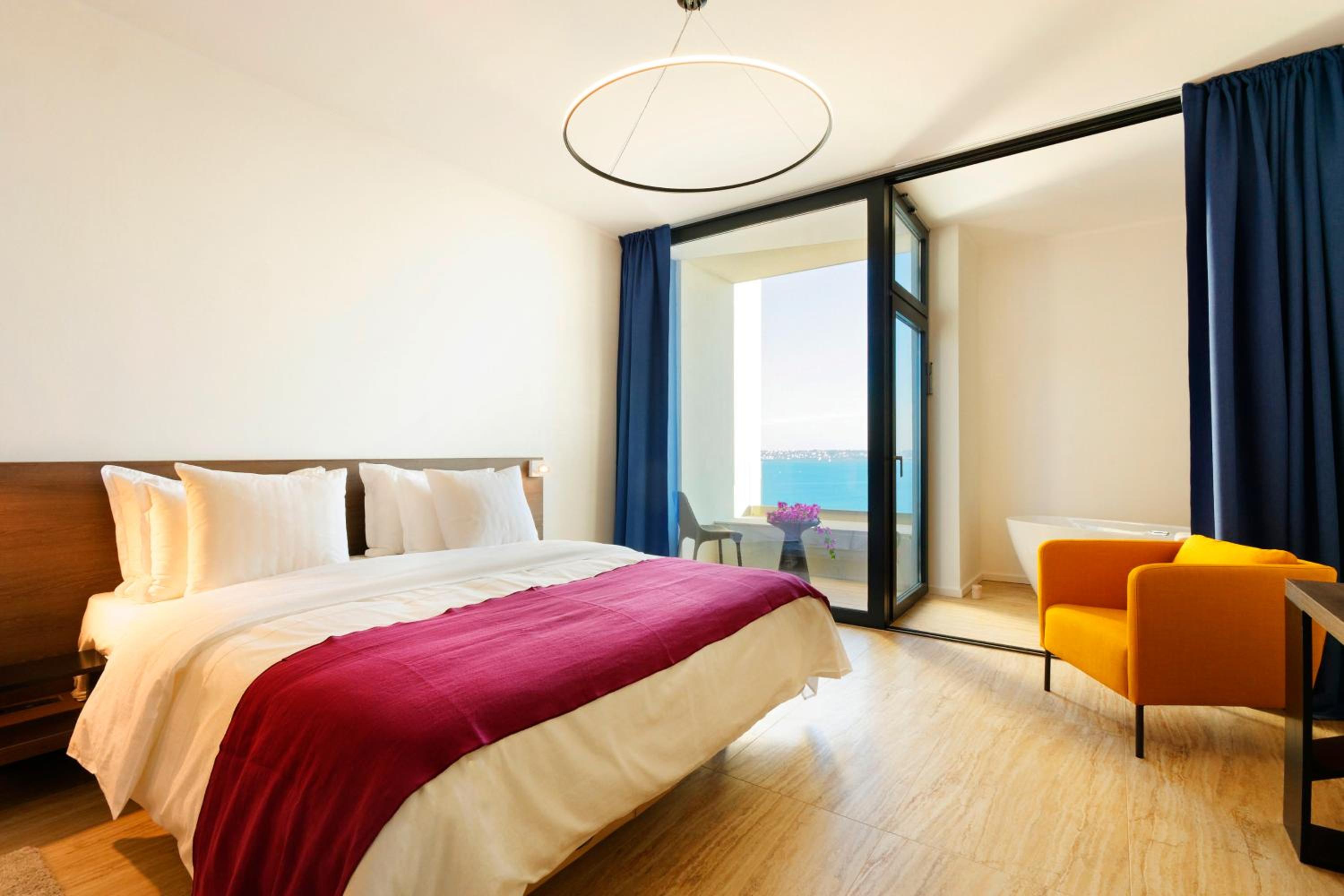 Oferta Especial - Quarto Superior Duplo ou Twin com Varanda e Vista para o Mar - Pacote de Bem-Estar para Dois