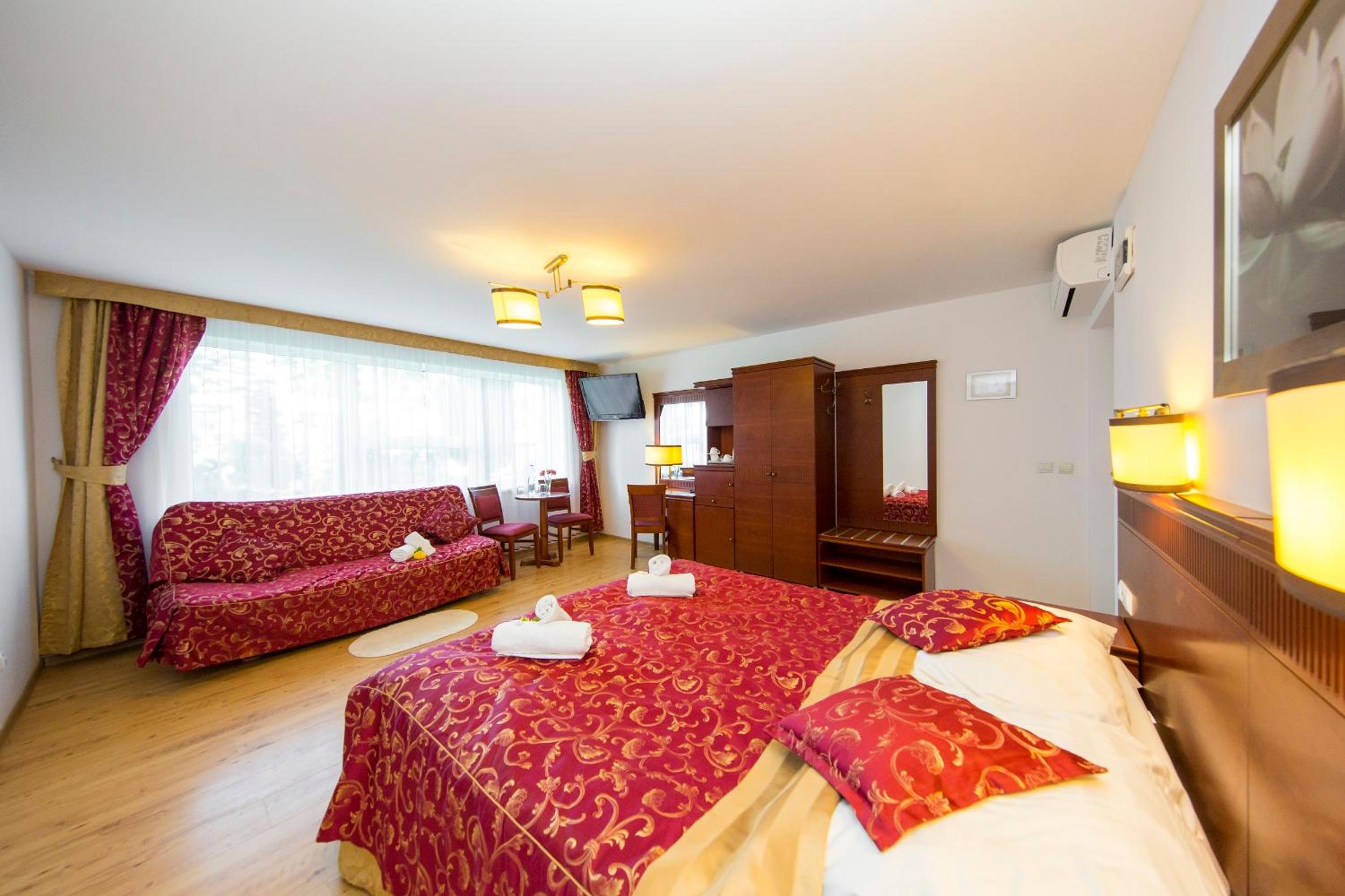 Triple room in K3 bungalow with double bed and sofa and air conditioning photo 2