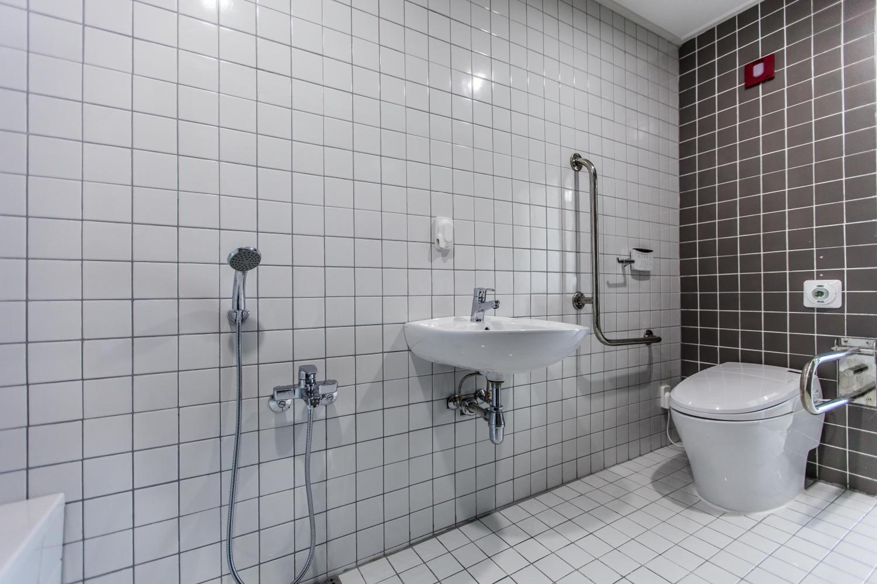 One-Bedroom Suite - Photo 8