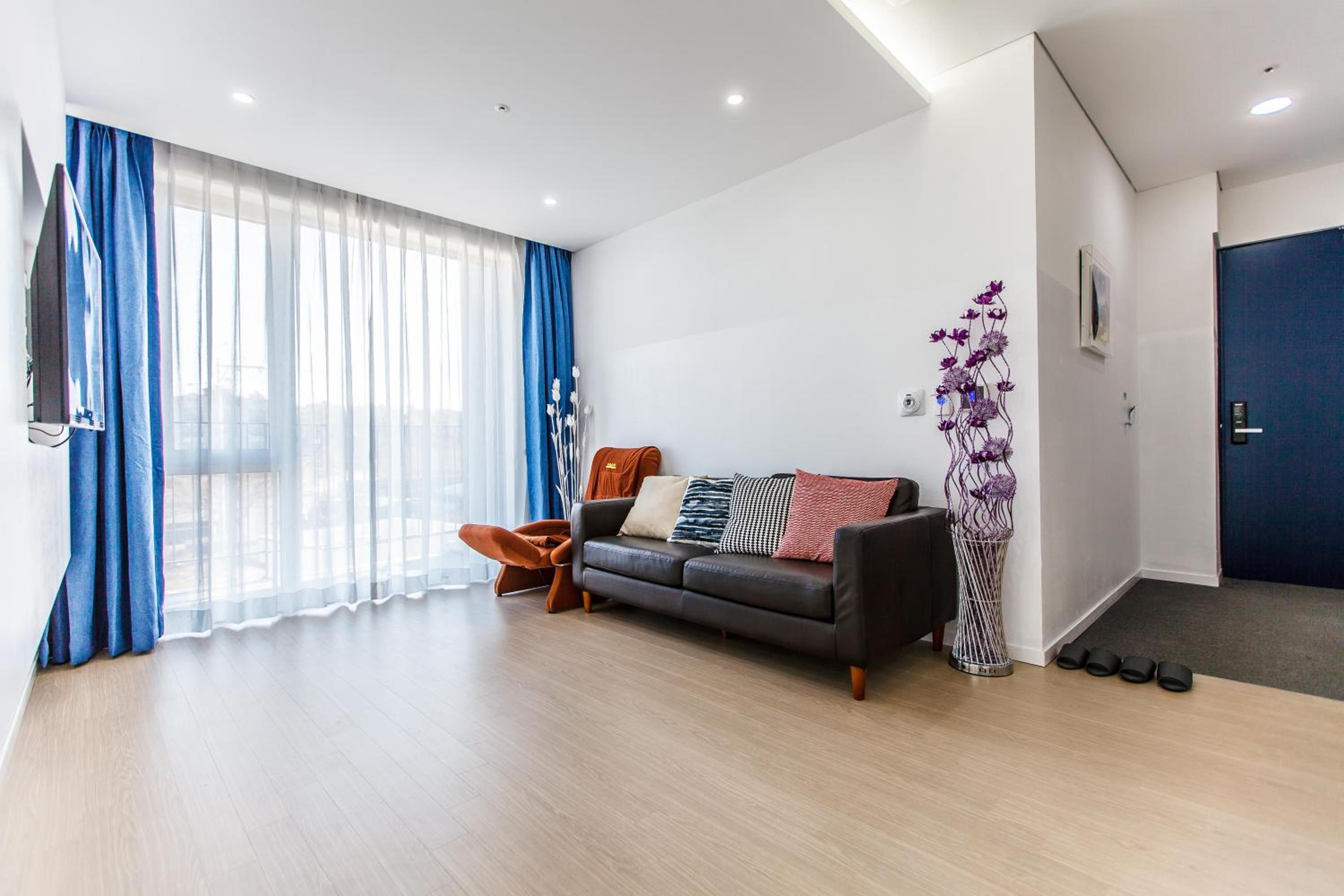 One-Bedroom Suite - Photo 3