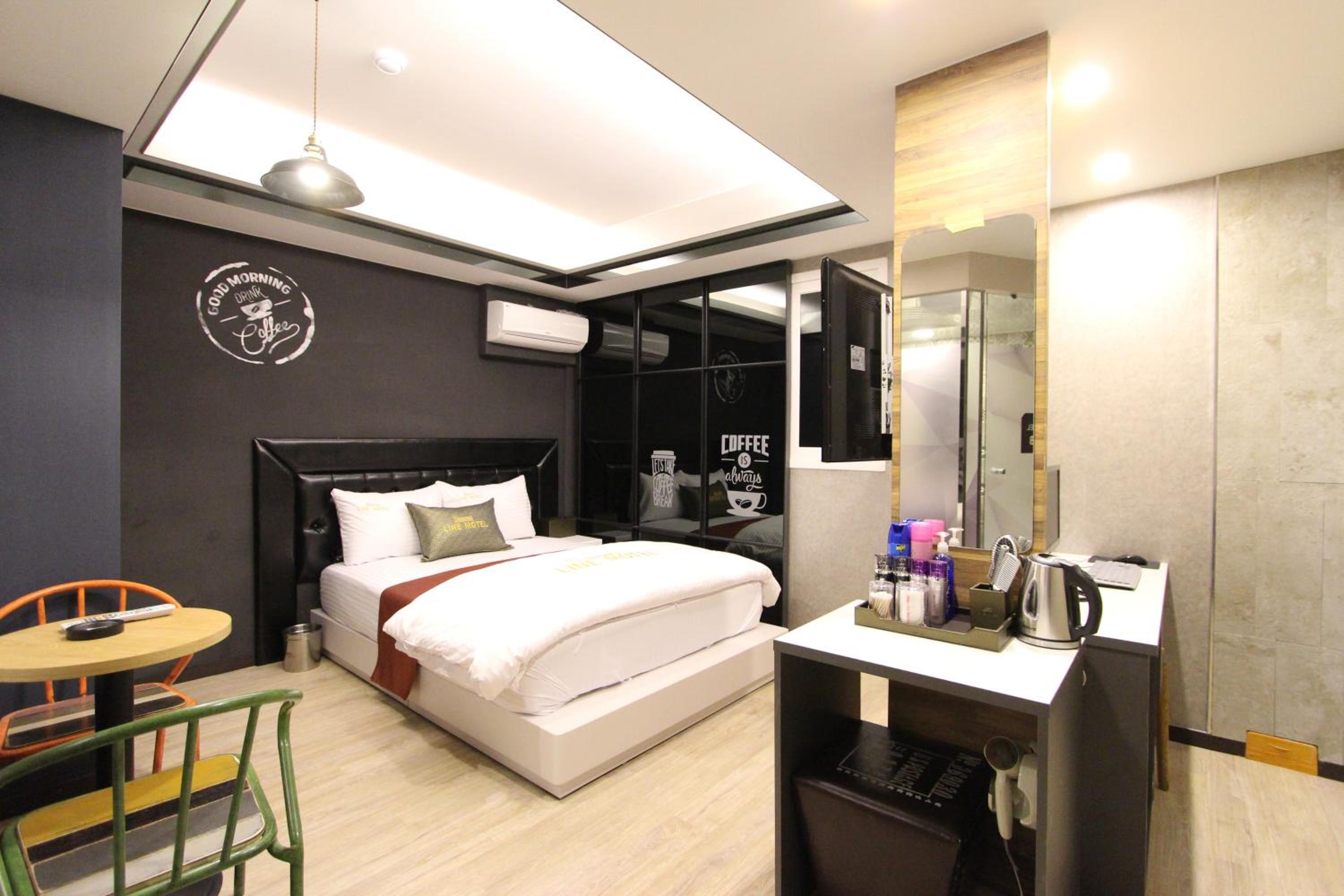 Queen Room photo 1