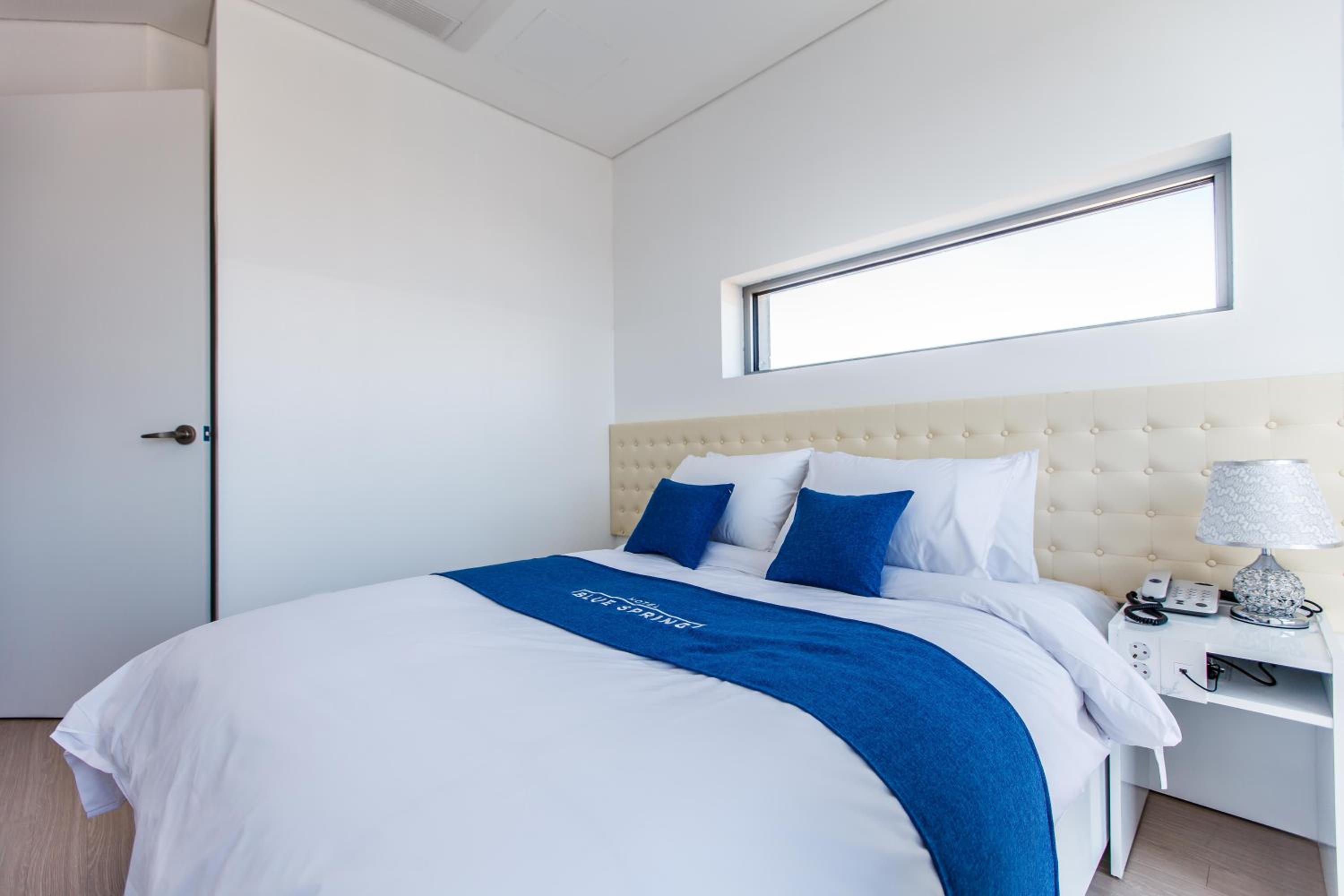 One-Bedroom Suite - Photo 4