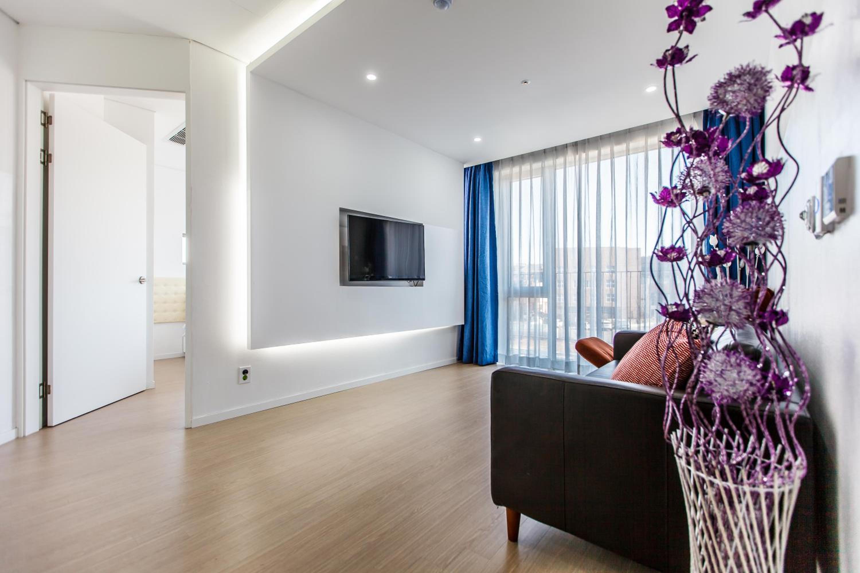 One-Bedroom Suite - Photo 6