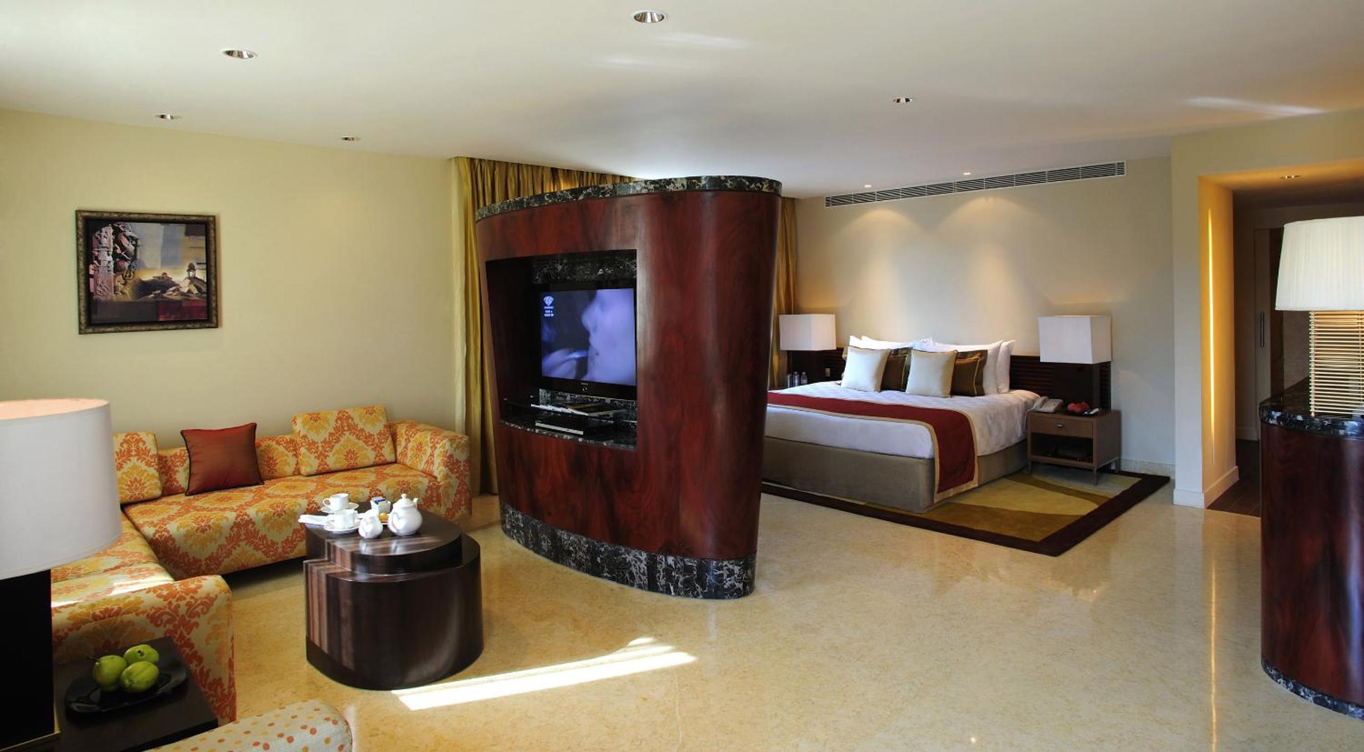 Deluxe Suite - One Way Airport Transfer & Evening Cocktail - Photo 3