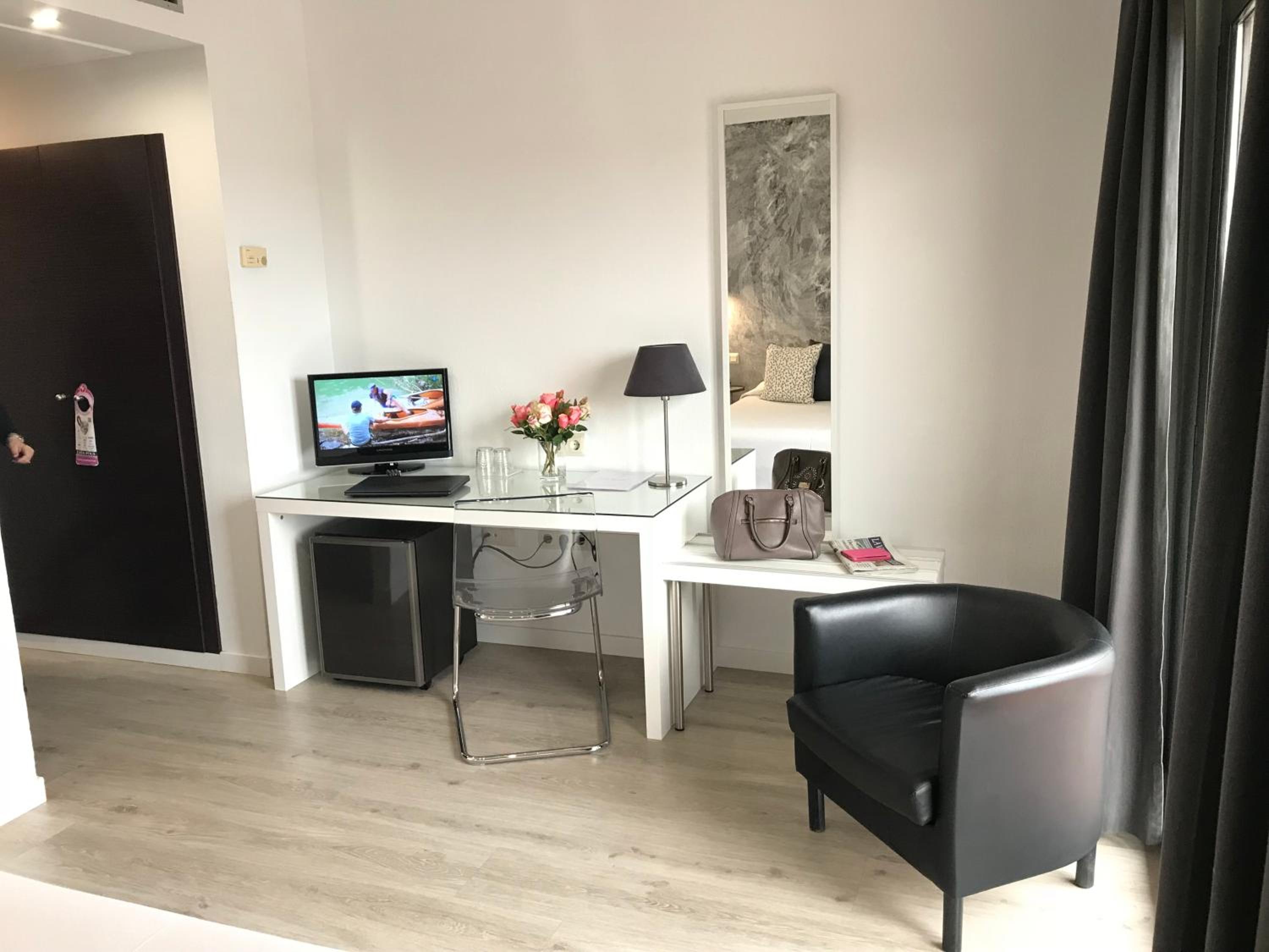 Double or Twin Room - Photo 4