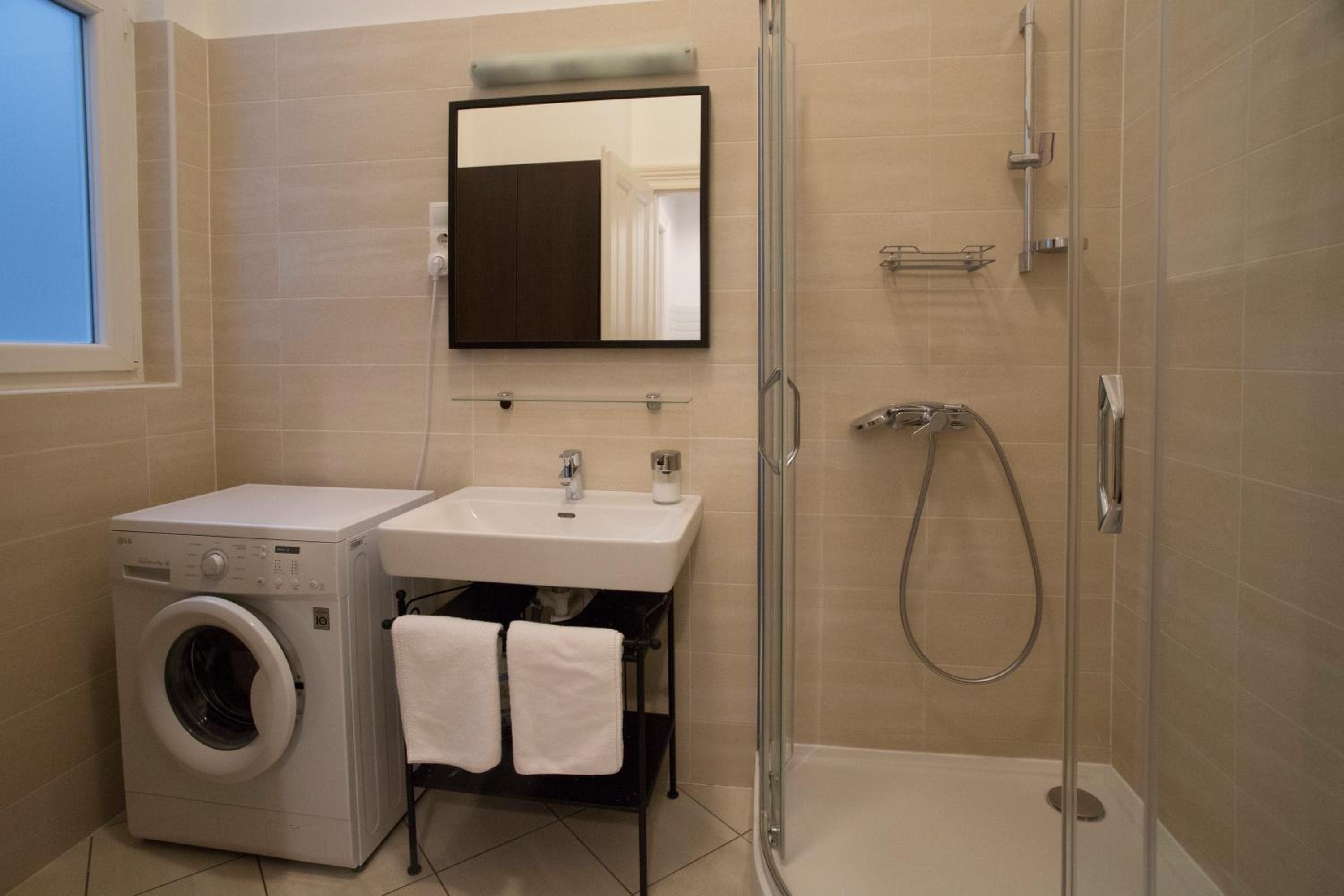Studio Apartment - Photo 22
