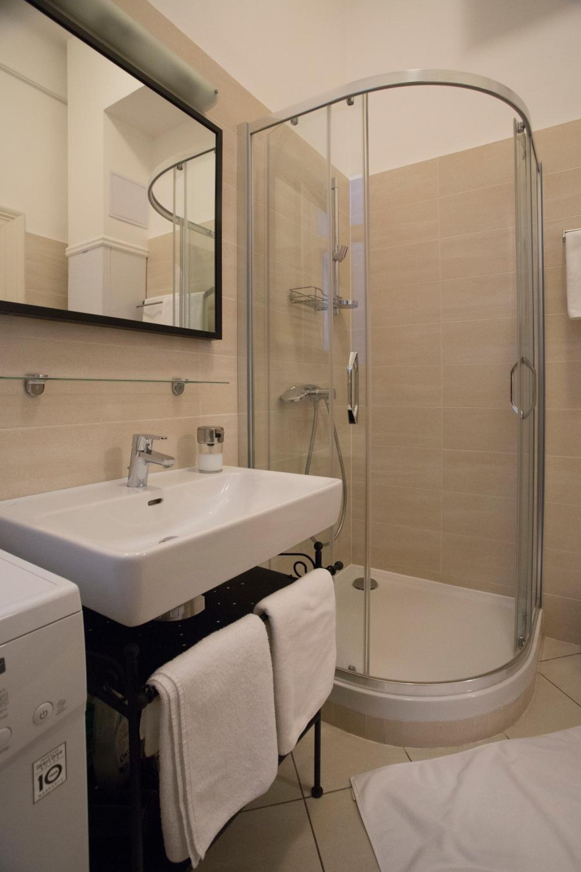 Studio Apartment - Photo 23